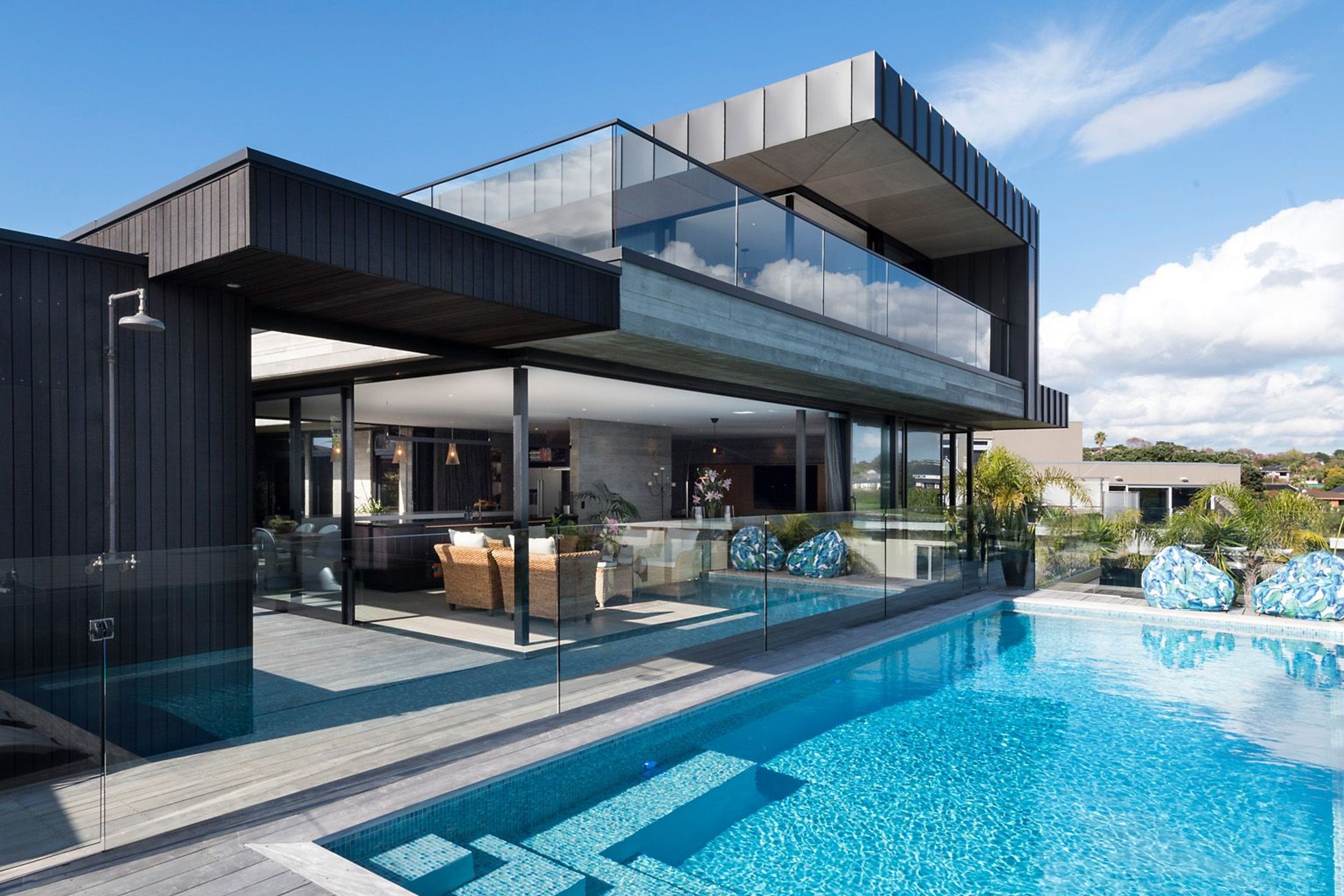 The house is layered up on three different levels, creating a beautiful flow throughout and breaking up the mass of this 675m² home.