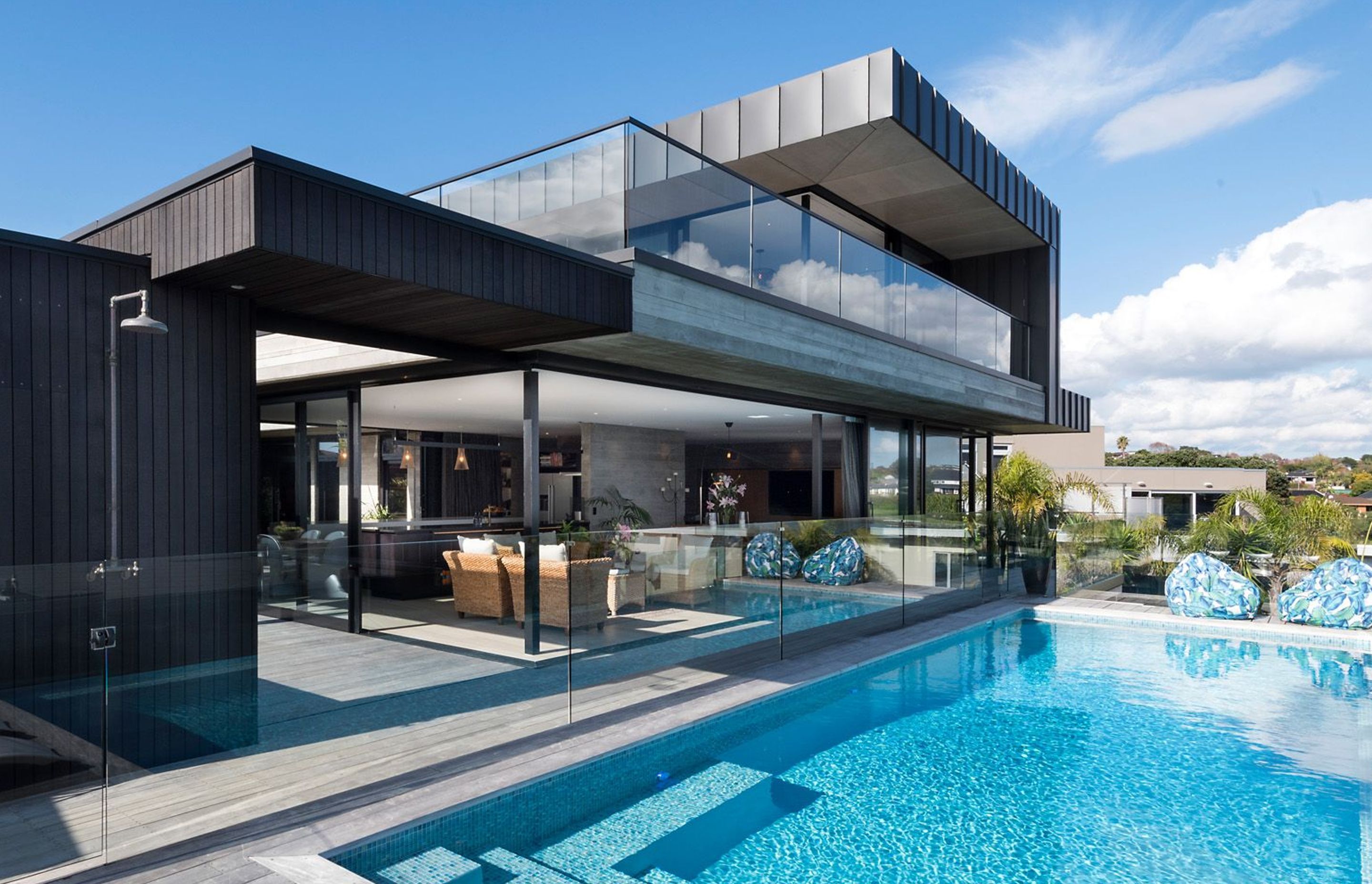 The house is layered up on three different levels, creating a beautiful flow throughout and breaking up the mass of this 675m² home.