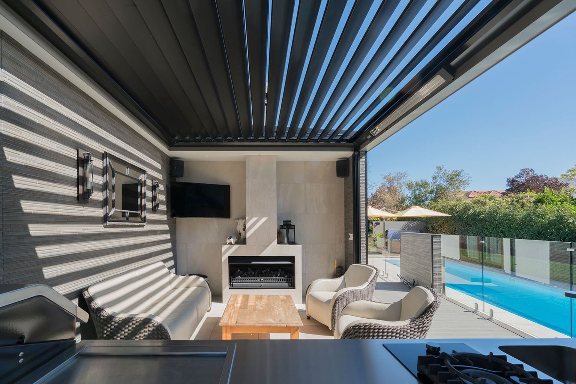 Outdoor Kitchen / Gas Fire / Louvre