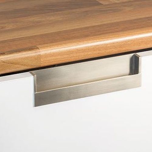 Flat recessed handle