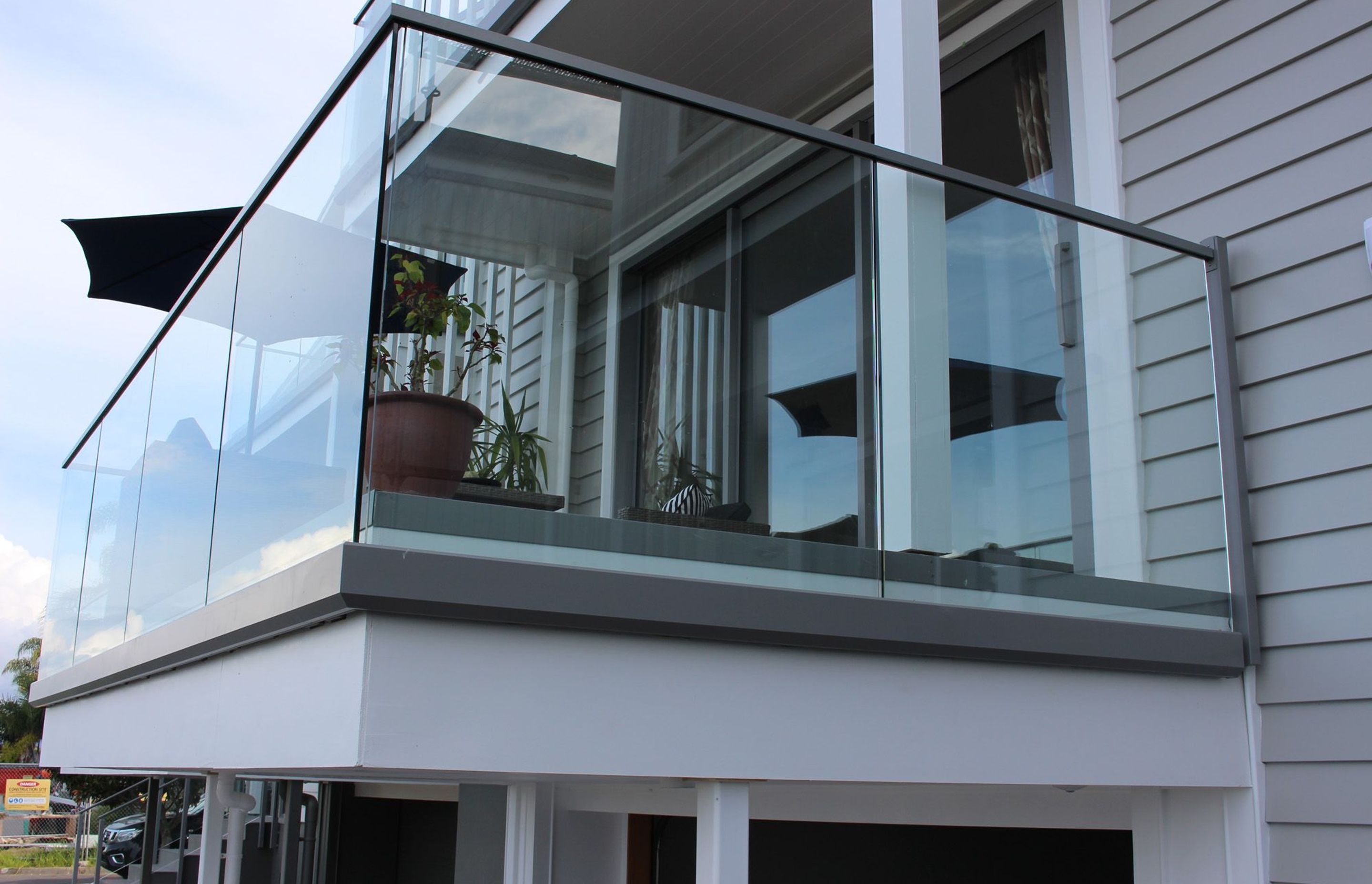 Edgetec Infinity with interlinking top rail and connecting balustrade post