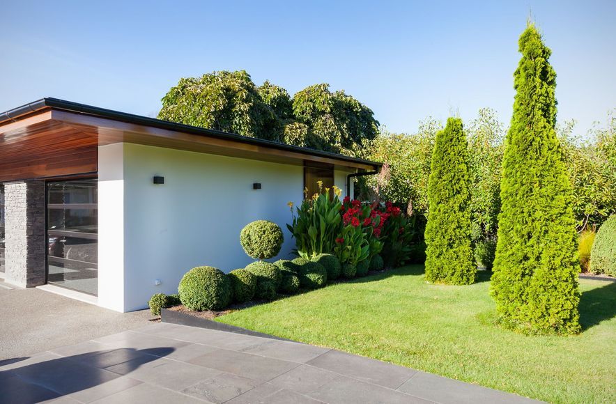 Garage & Water Feature