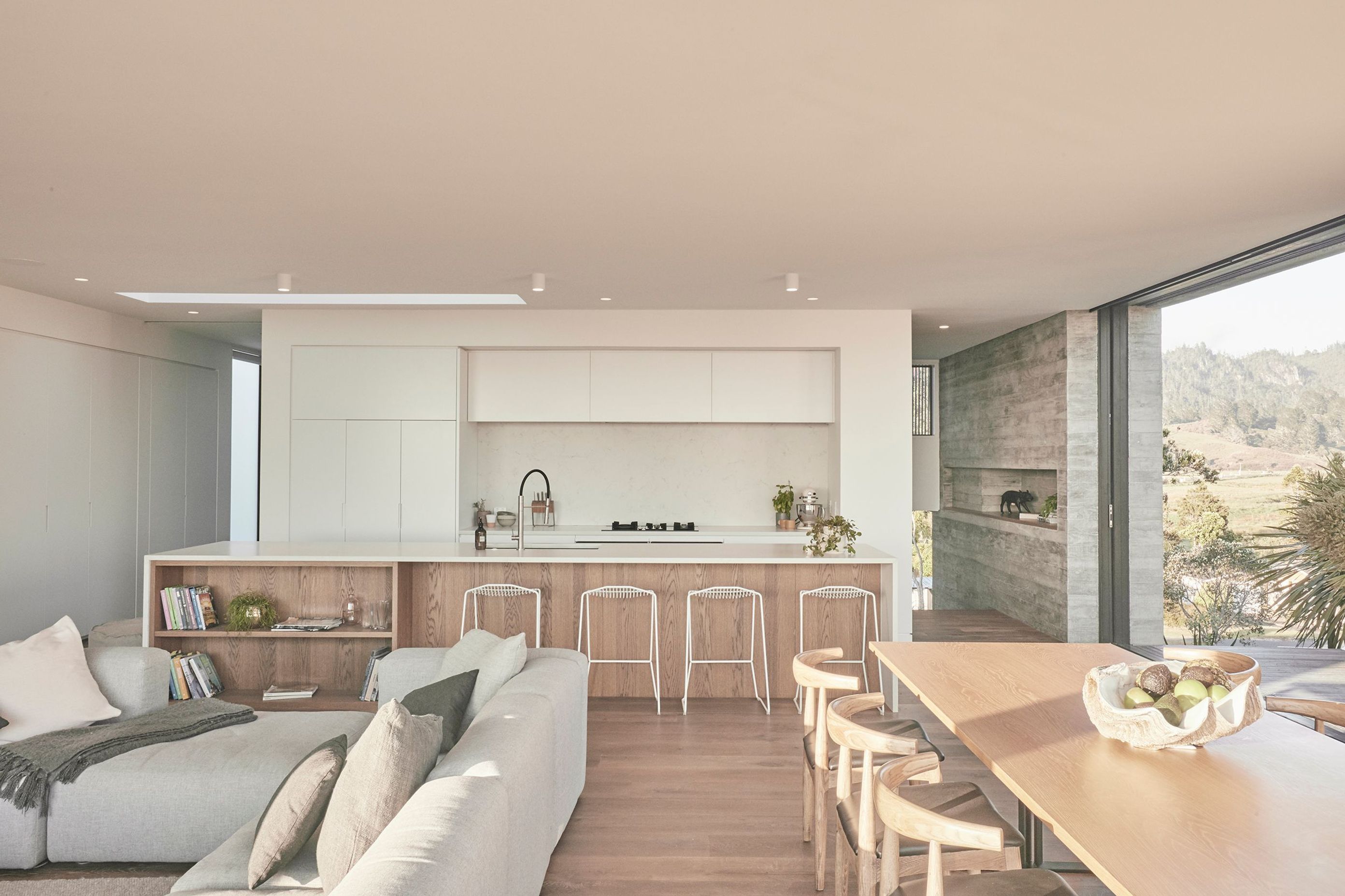 A five-metre long kitchen island is aligned parallel with the beach to allow for connection with the coastal landscape from the sink and servicing area.