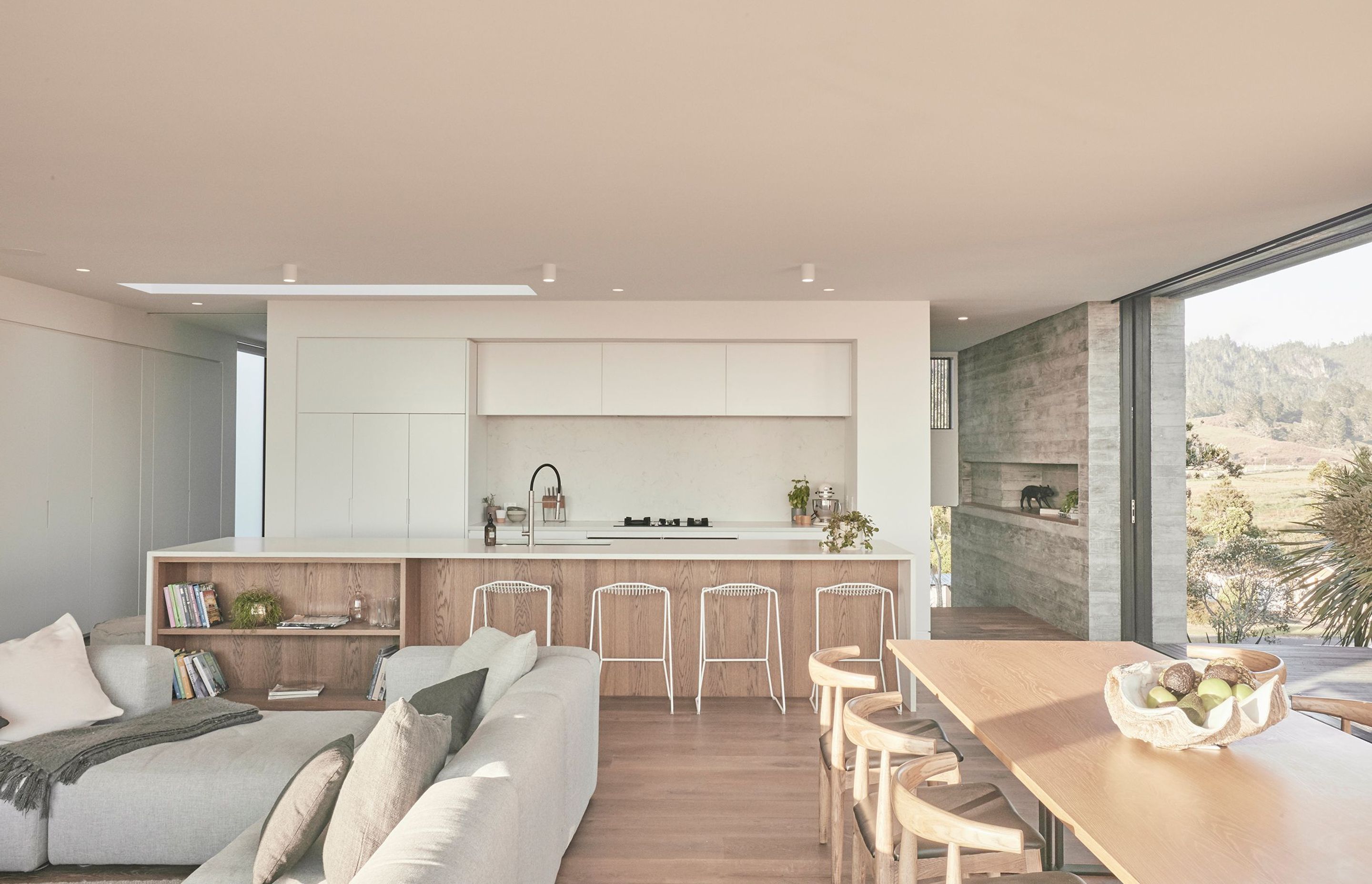 A five-metre long kitchen island is aligned parallel with the beach to allow for connection with the coastal landscape from the sink and servicing area.