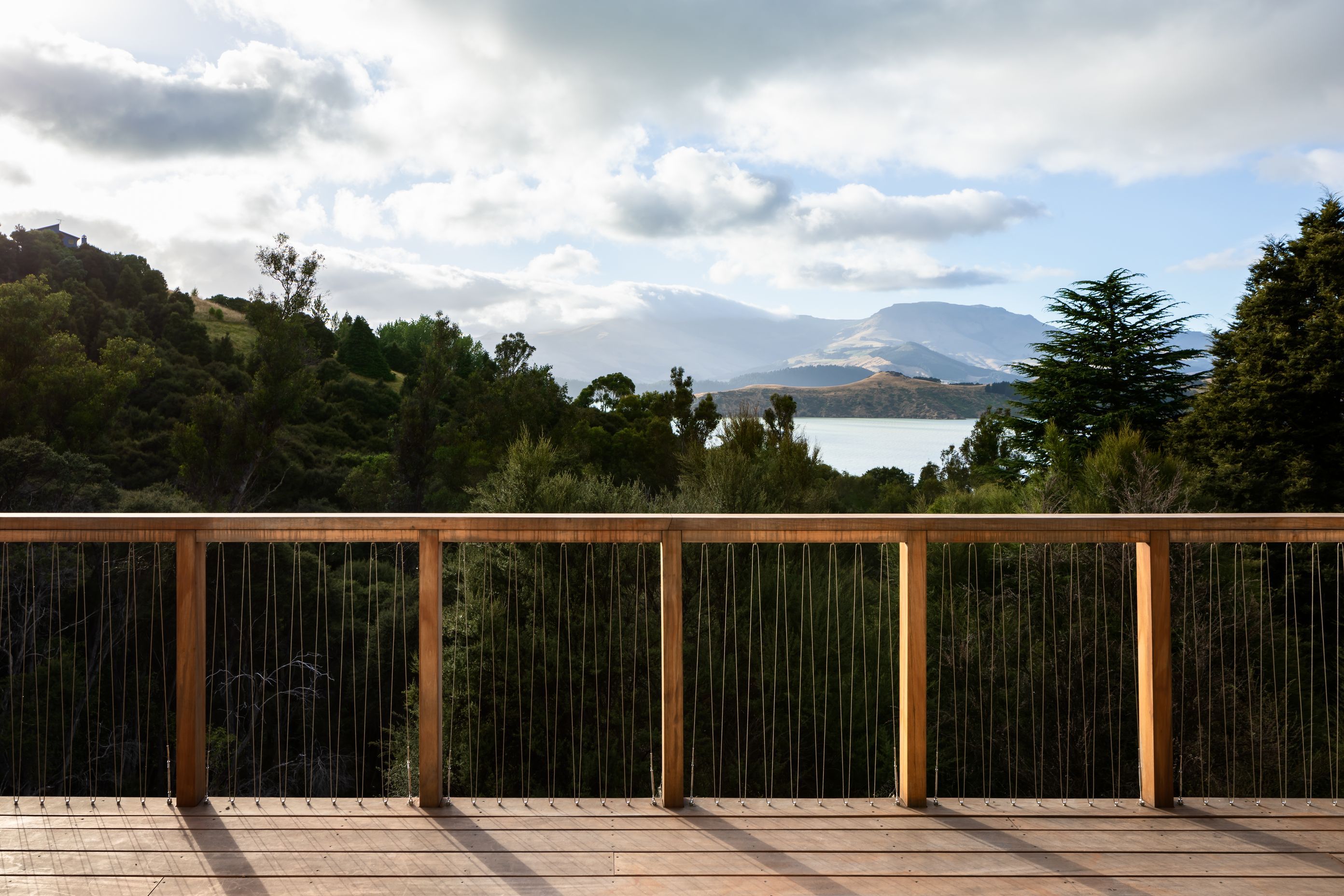 Despite being sited above a suburban development, there are no visible neighbours, giving this retreat-like family home a sense of isolation.
