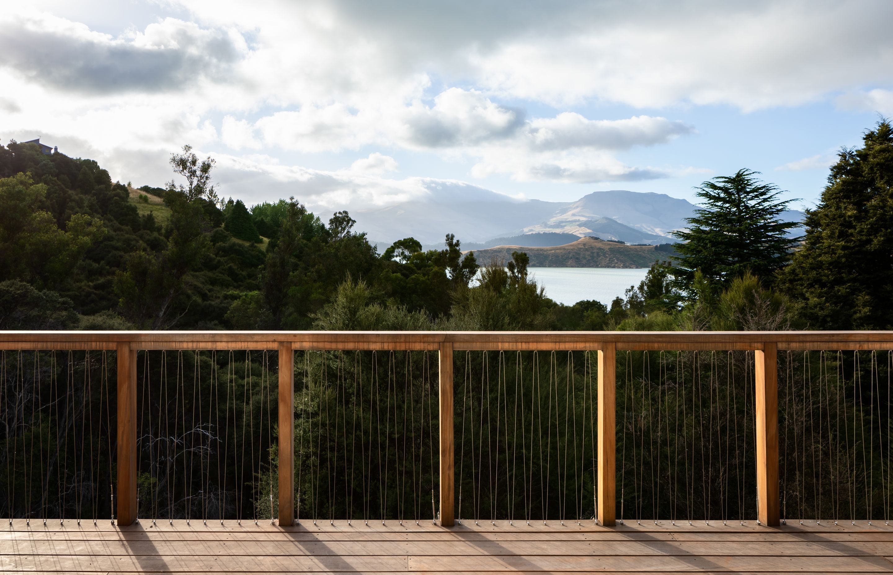 Despite being sited above a suburban development, there are no visible neighbours, giving this retreat-like family home a sense of isolation.