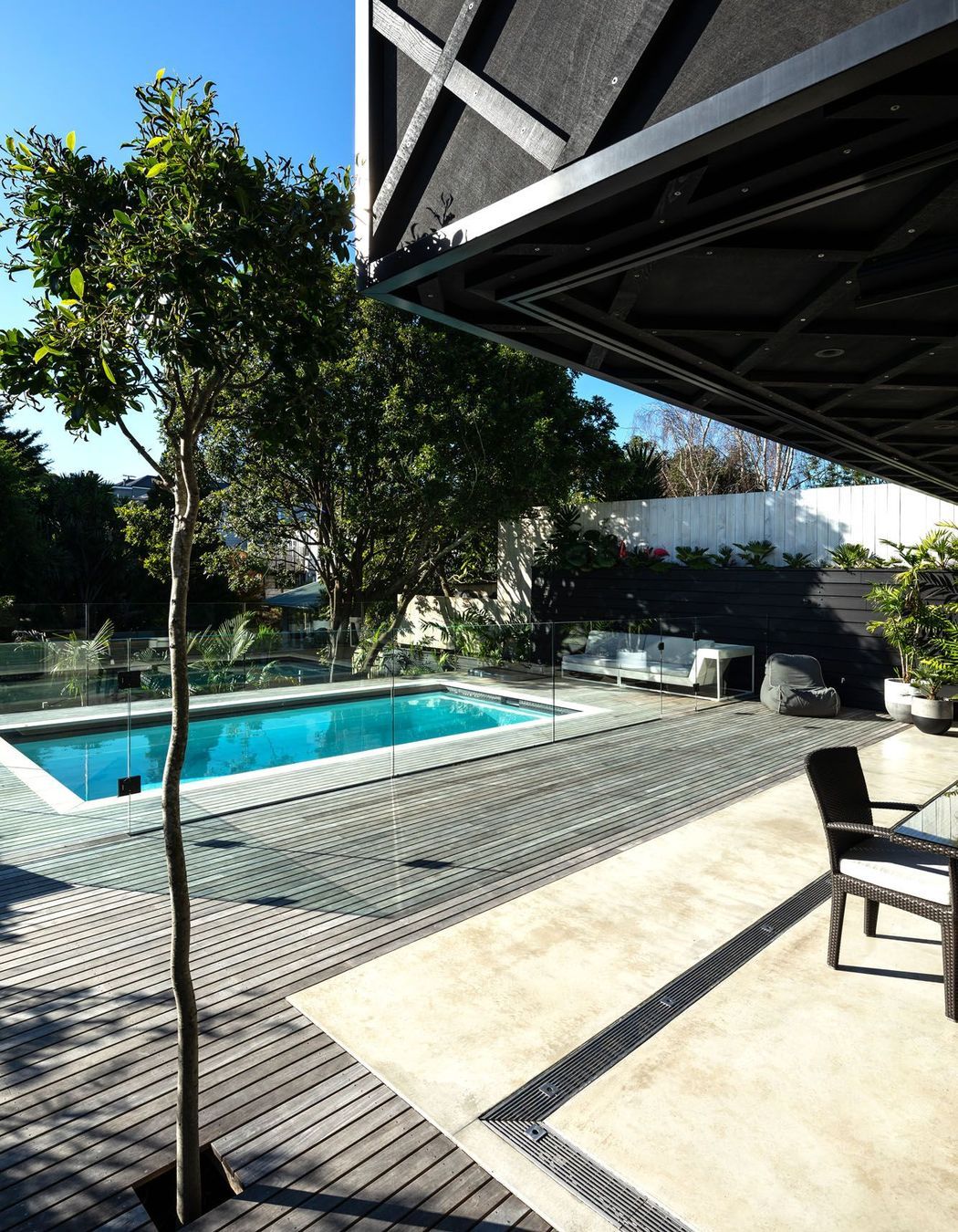 The neutral tone of the concrete floor was chosen to harmonise with the decking as it naturally ages over t