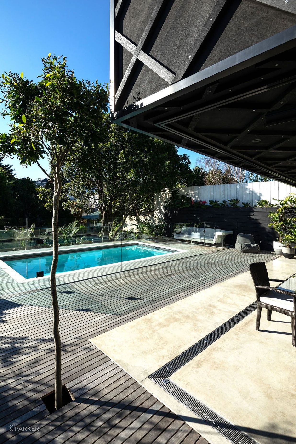 The neutral tone of the concrete floor was chosen to harmonise with the decking as it naturally ages over t