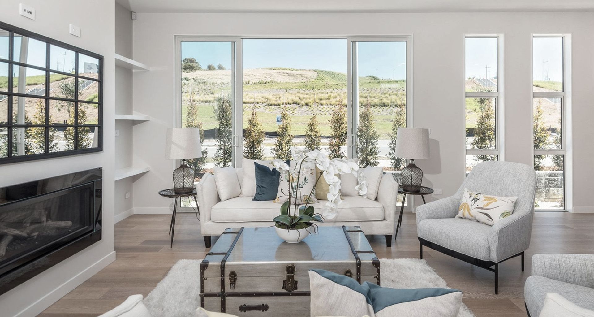 TWIN HOUSE banner
