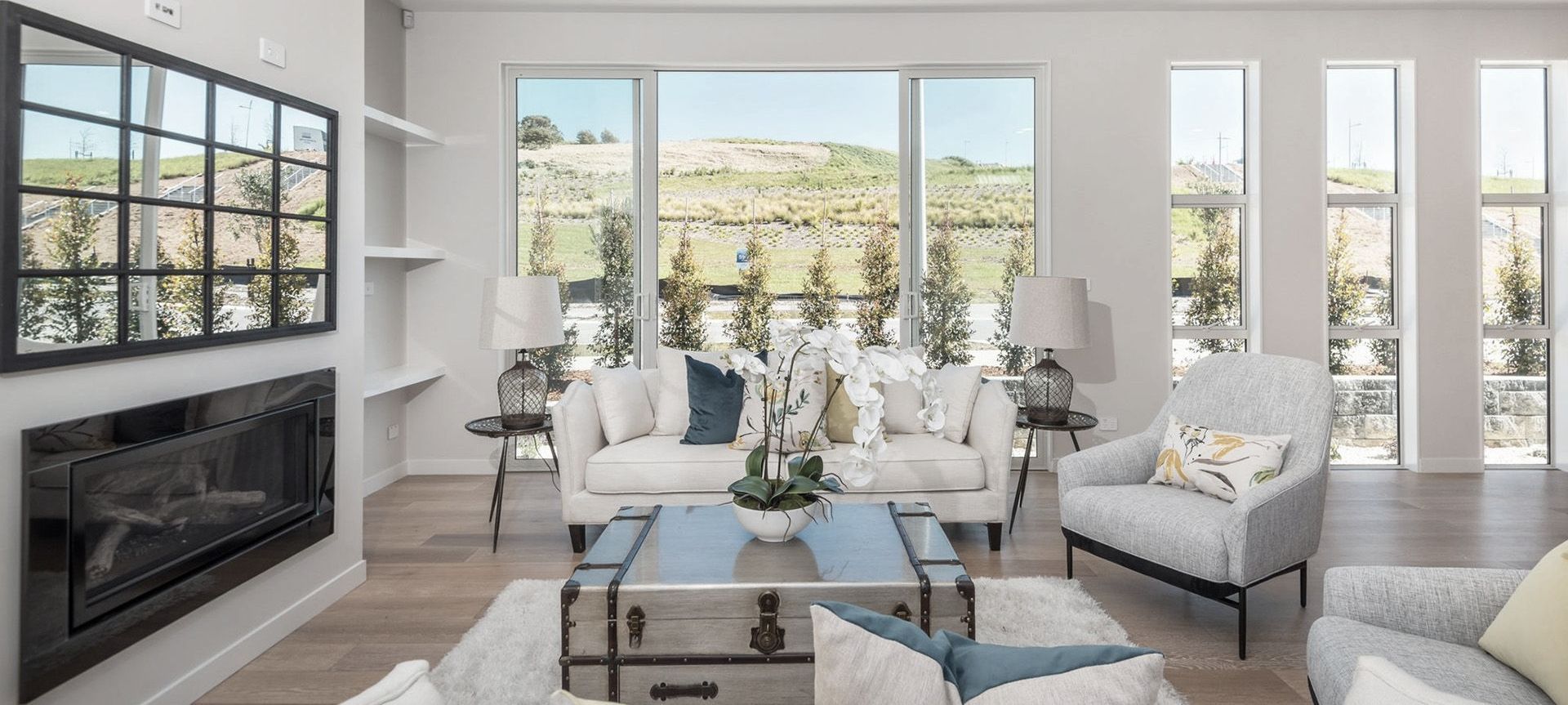 TWIN HOUSE banner
