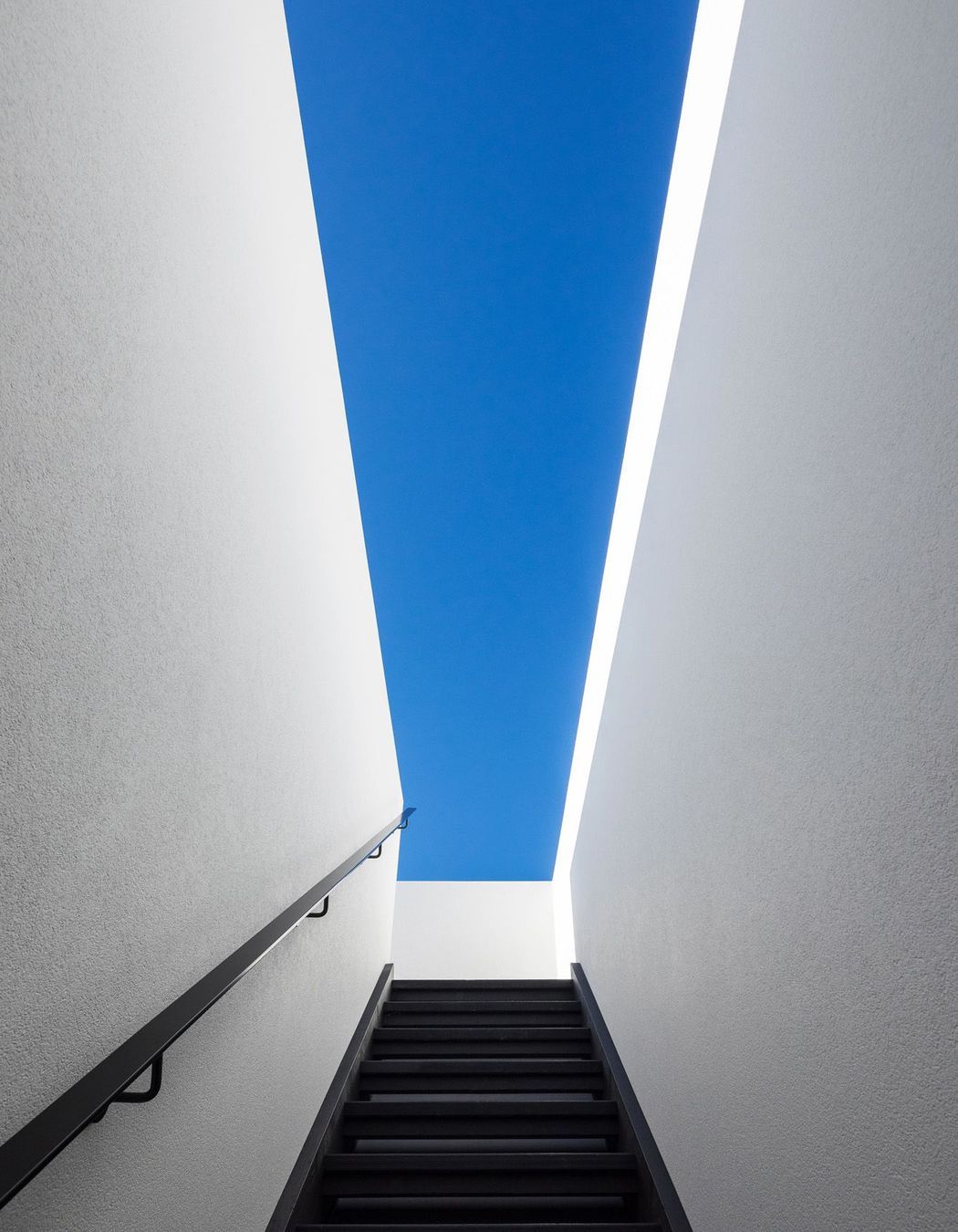 At the top of the stairwell, a large skylight opens the house up to the sky.
