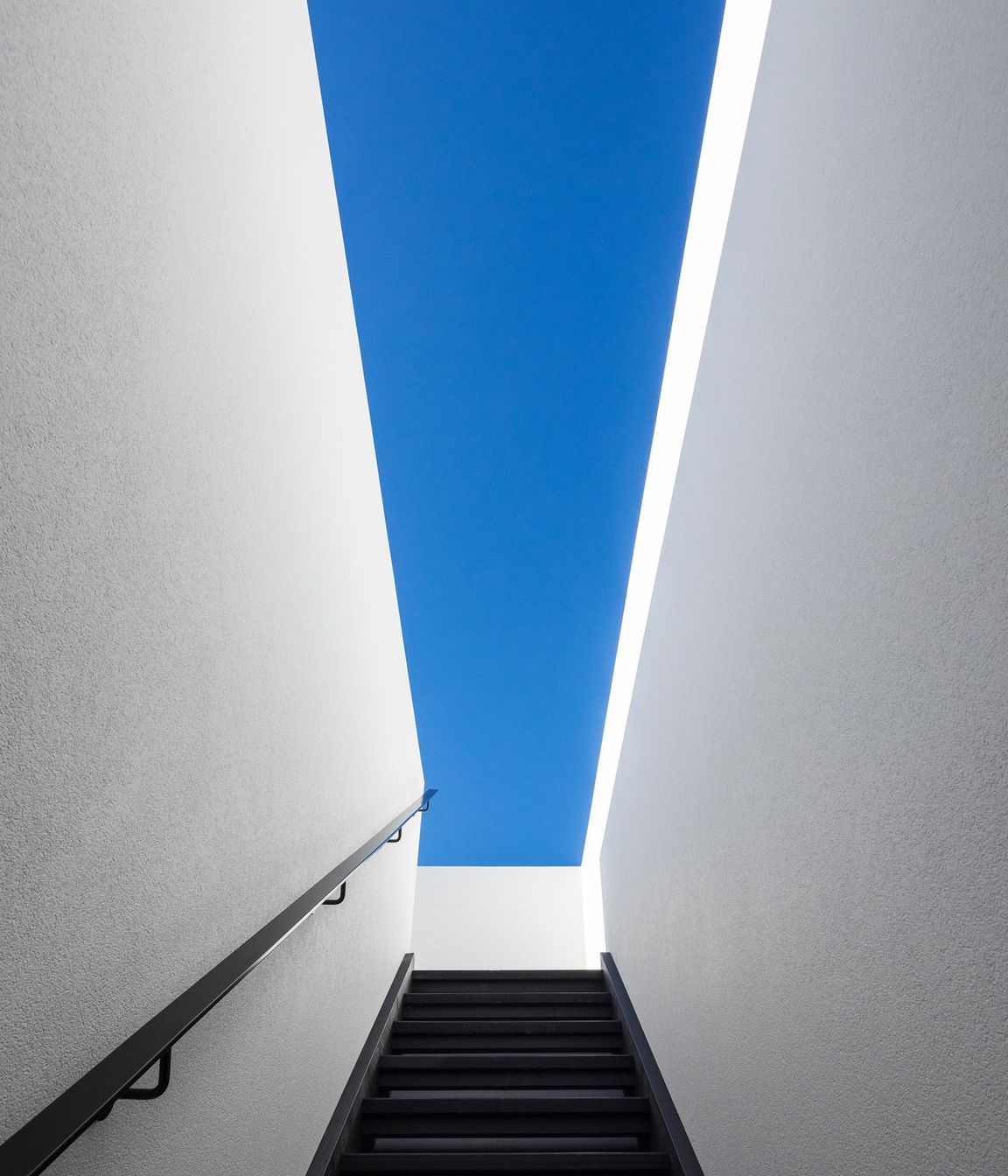 At the top of the stairwell, a large skylight opens the house up to the sky.