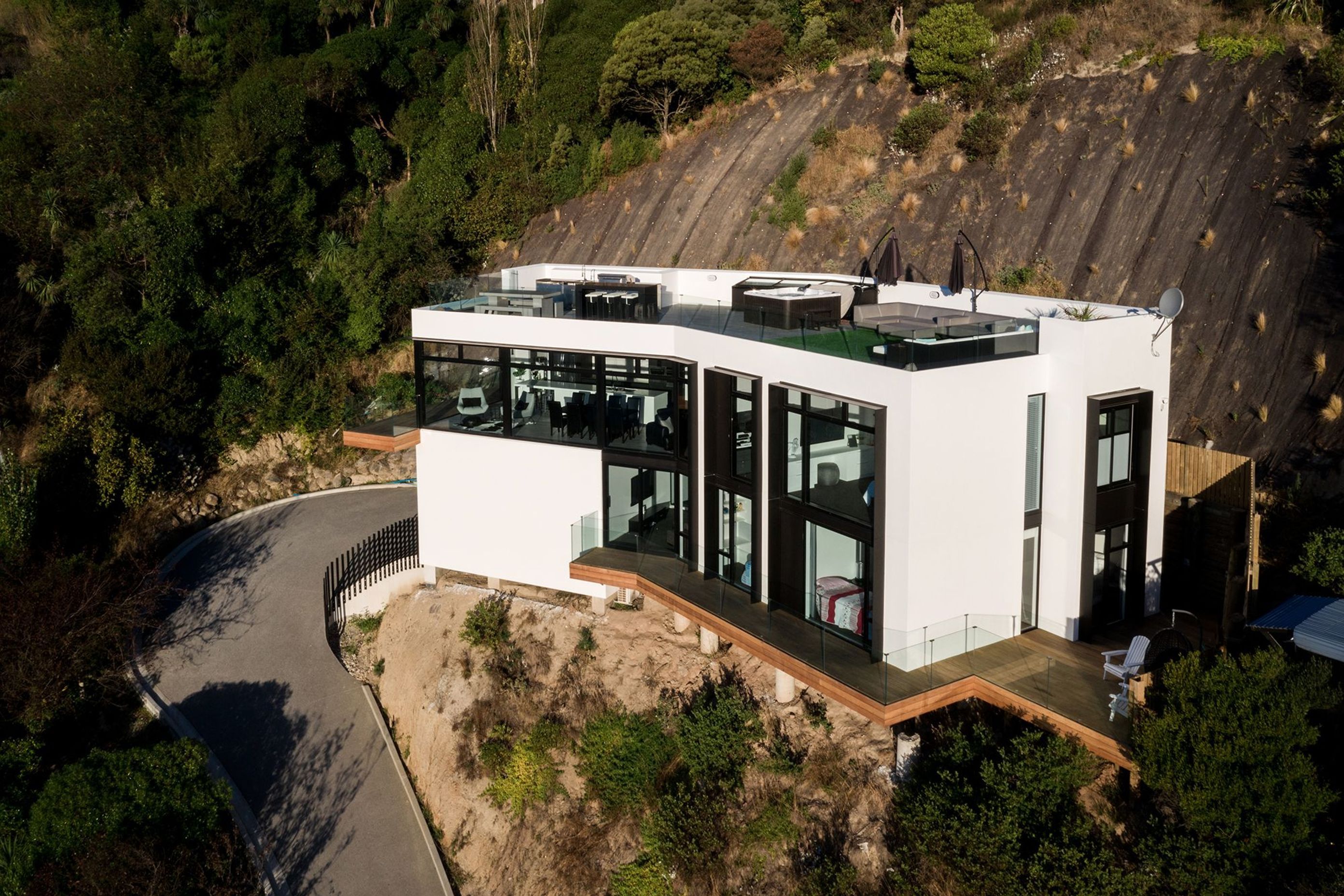 Sited on a plot of land that endured slippage during the 2011 Canterbury earthquakes, Heberden is protected by a retaining wall in behind to prevents further land slippage.
