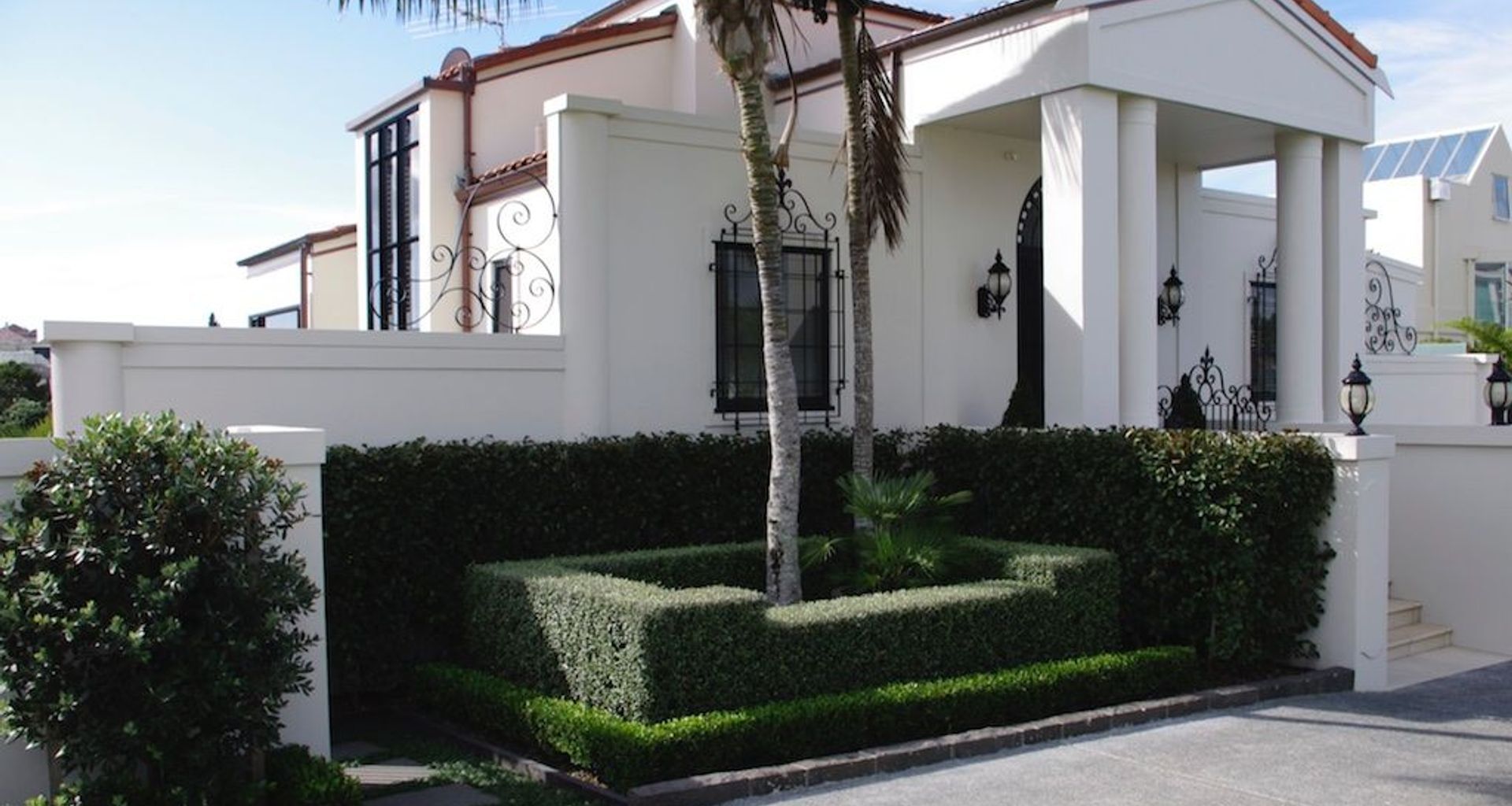 A fabulous front entrance featuring hedges from our Living Screen™, Living Boundary™, and Living Edge™ range of instant hedges.