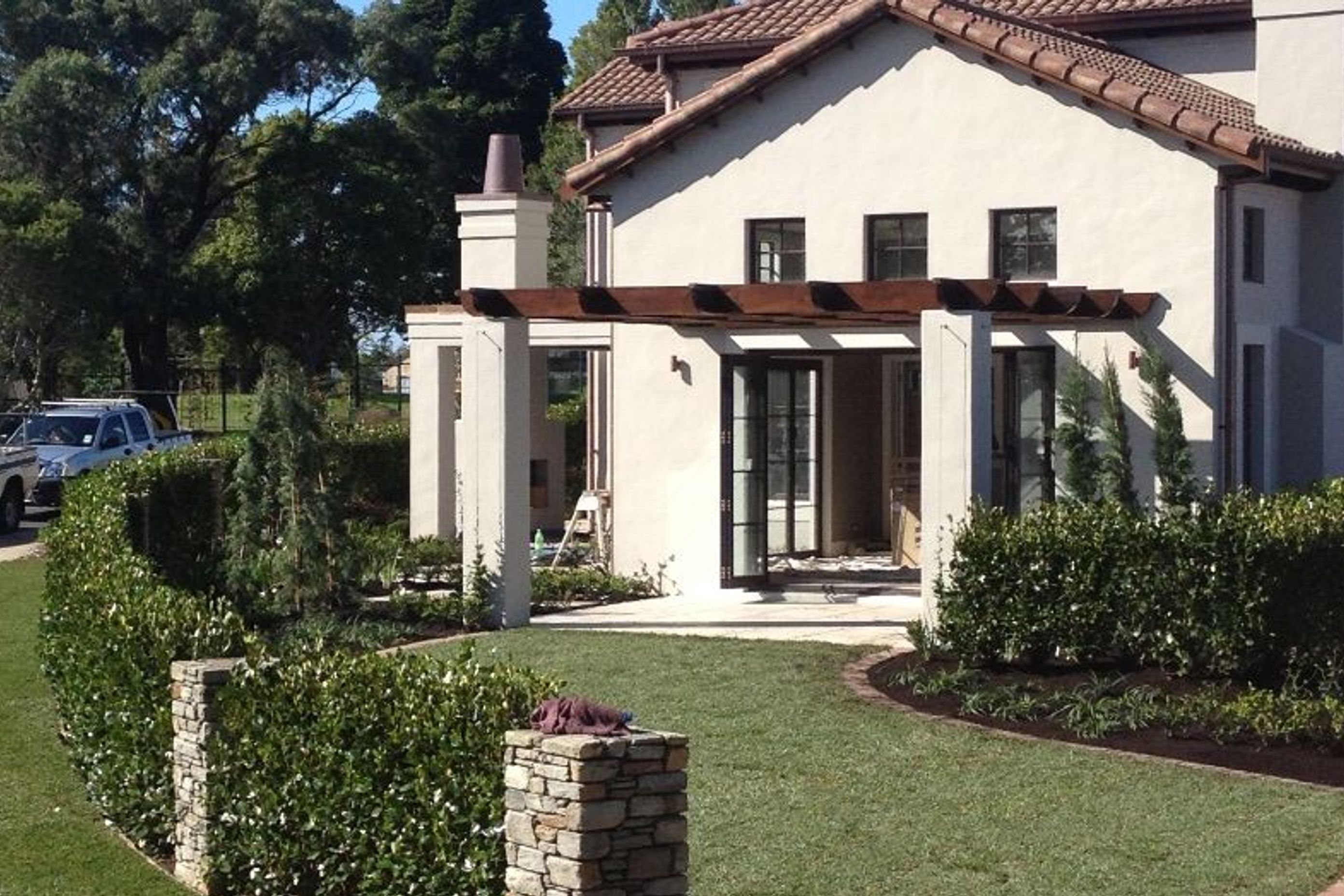 AFTER - instant hedges installed, instant lawn laid. Just a few more finishing touches. Instant and fast!