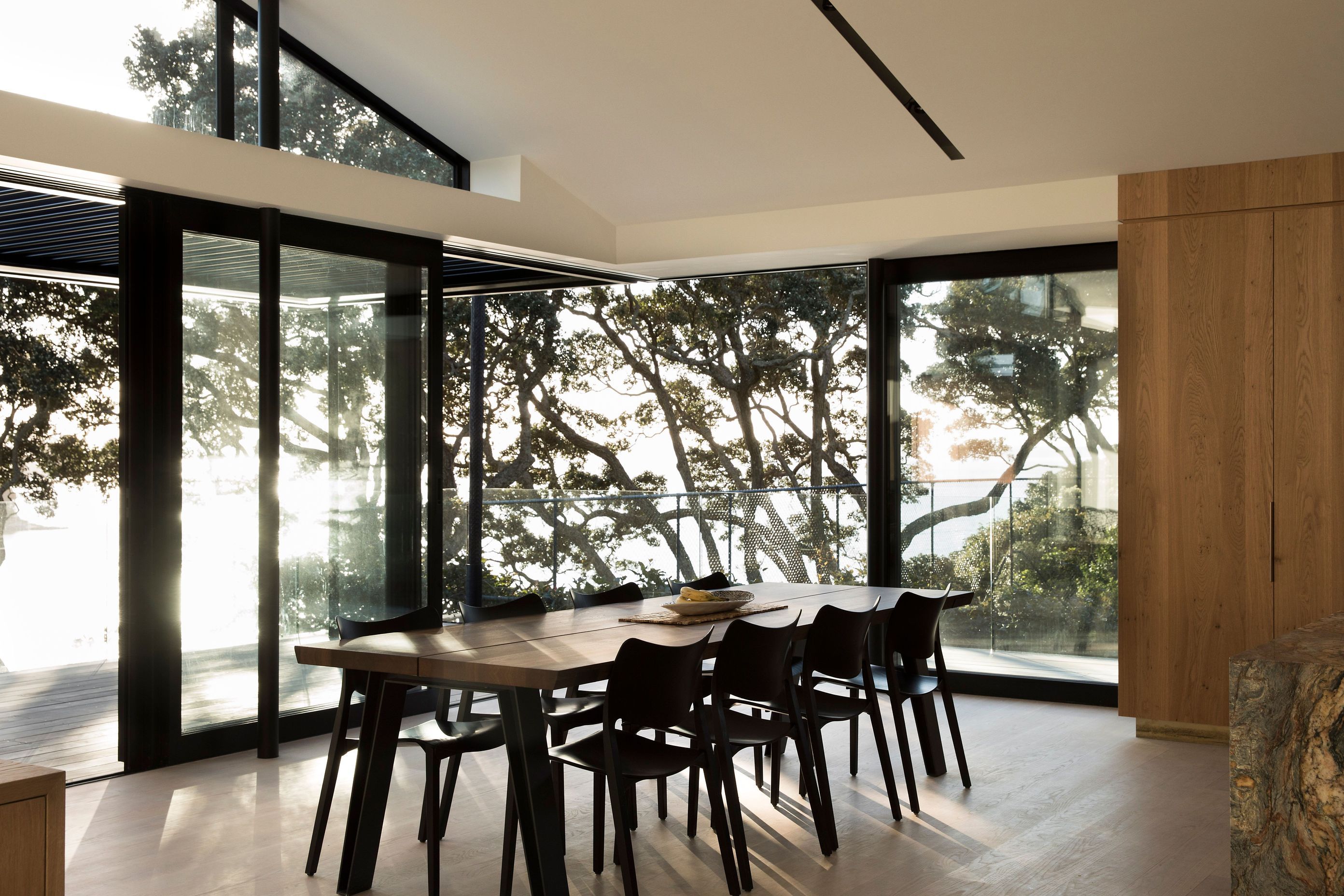 The dining area captures the light from the north-west and as it tracks across the sky during the day, casting beautiful shadows into the interior.