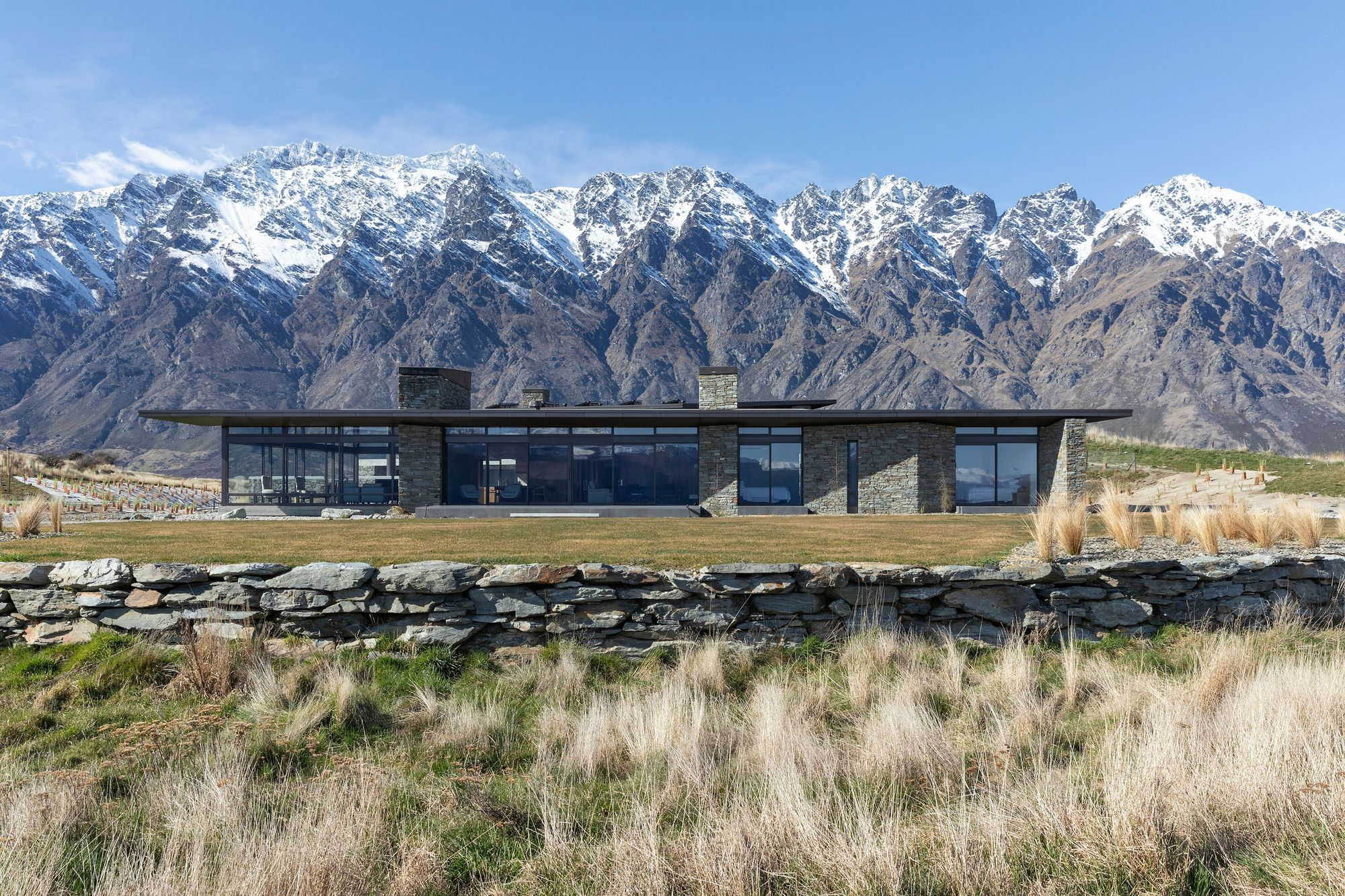 With a slim profile, the warm roof appears lightweight, yet it is actually covered in gravel, making the house very discreet when seen from the air or from the local skifields. SD.