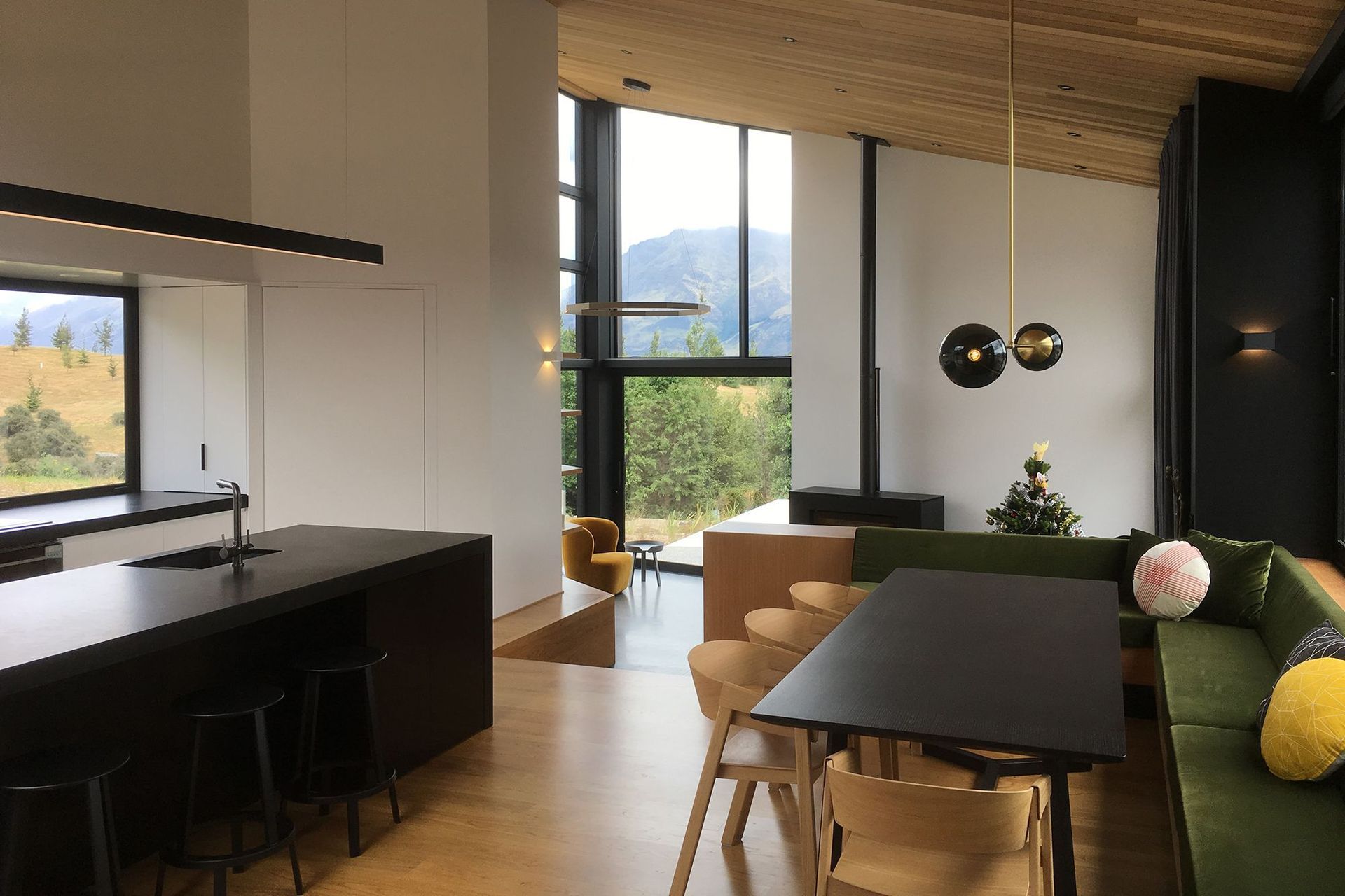 The kitchen and dining area overlooks the lounge area on a lower level. and forms a direct relationship with the landscape.
