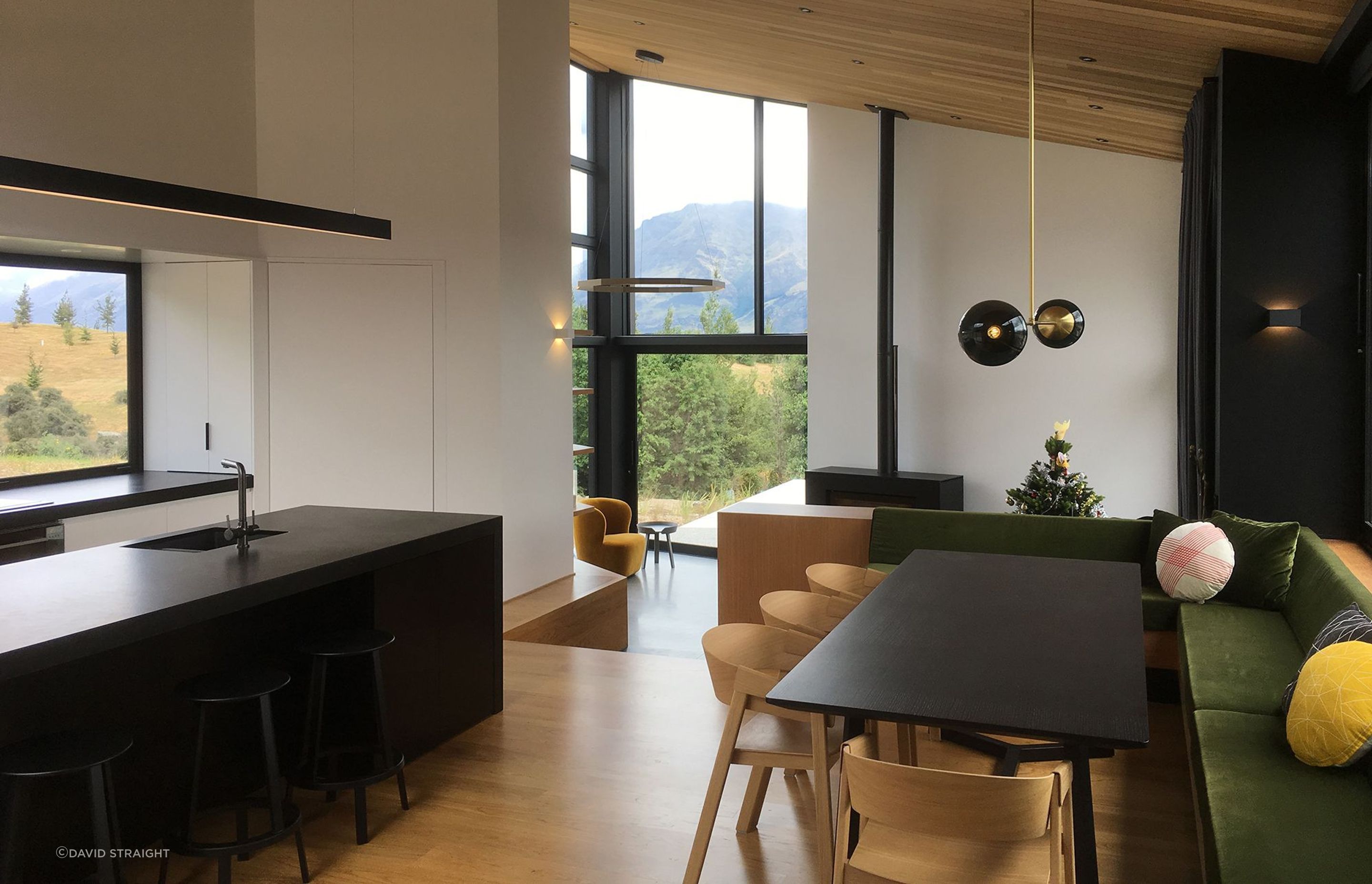 The kitchen and dining area overlooks the lounge area on a lower level. and forms a direct relationship with the landscape.
