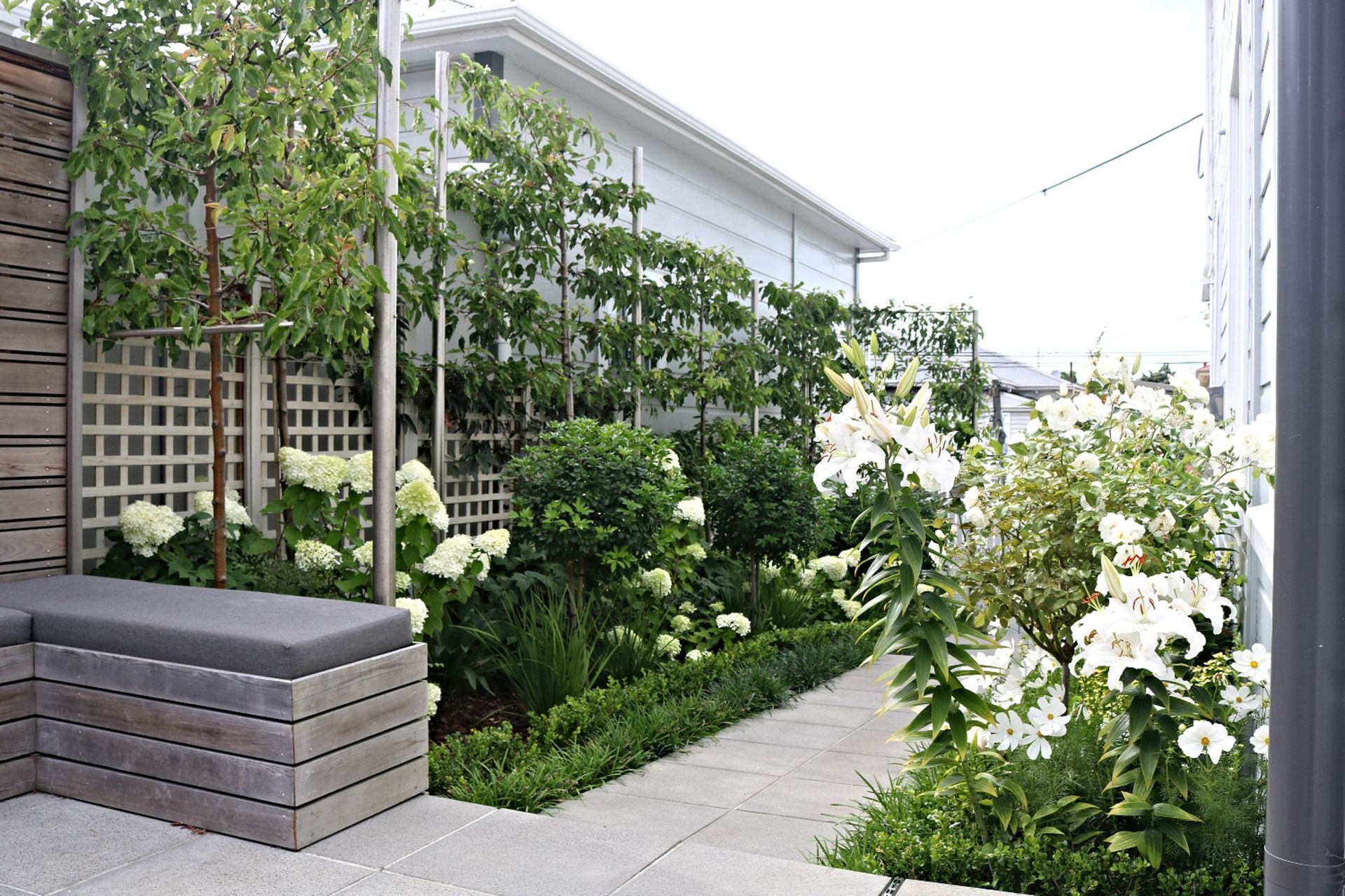 Side garden between two villas