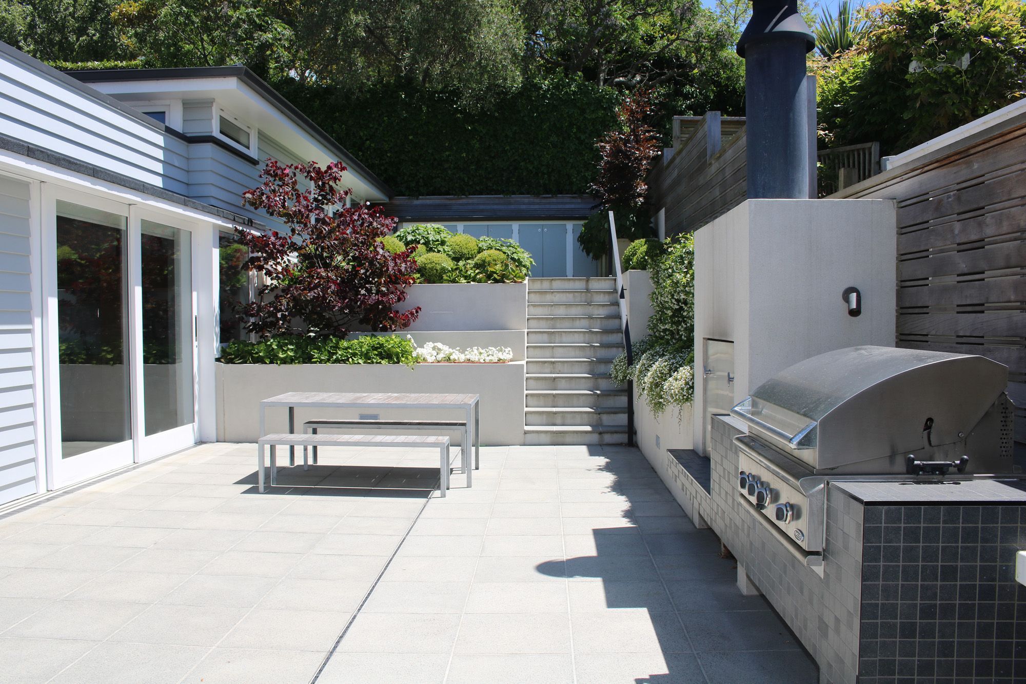 Outdoor living & entertaining area. Architecture & associated landscape architecture by Tse : Wallace Architects.
