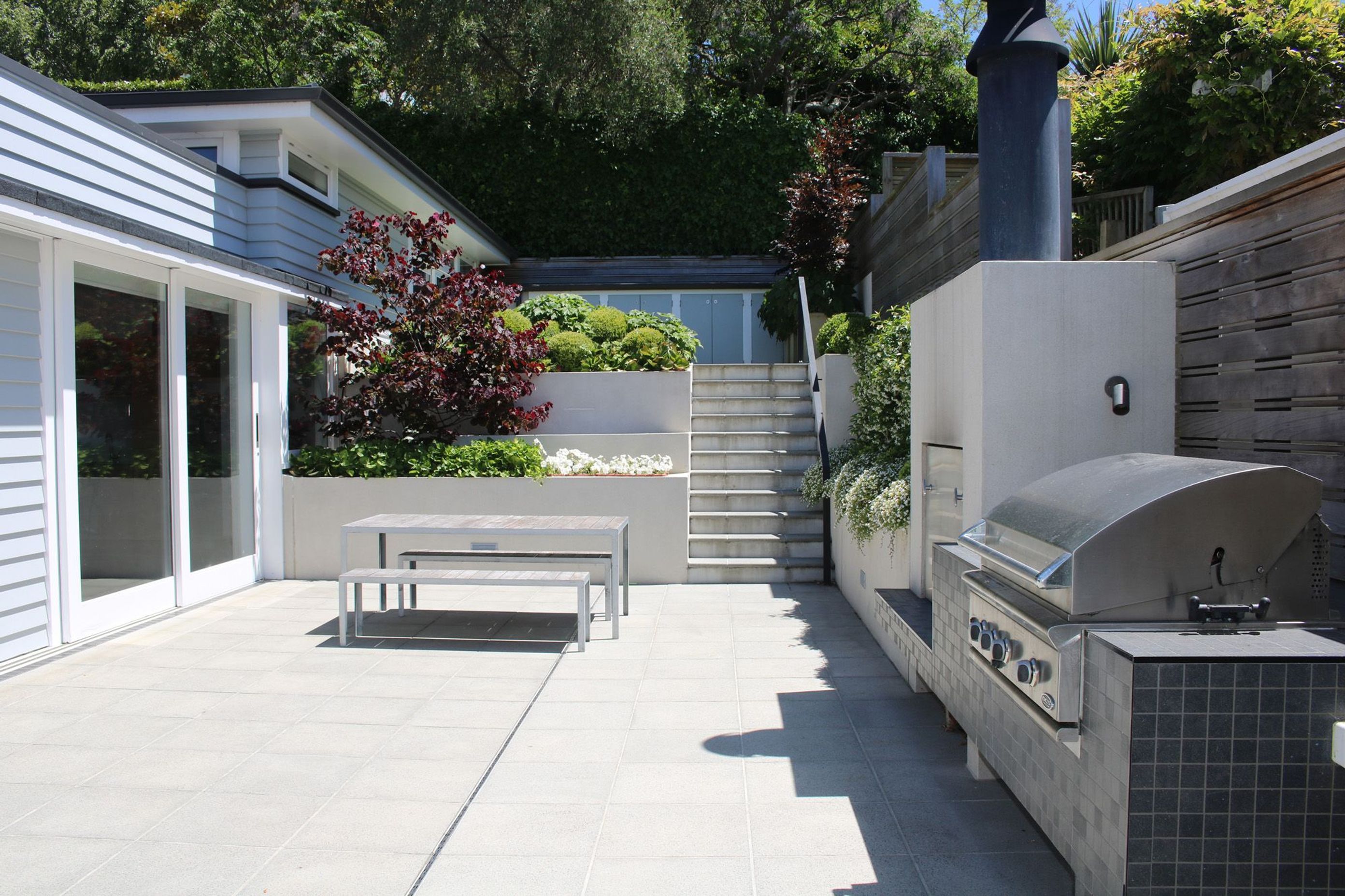 Outdoor living &amp; entertaining area. Architecture &amp; associated landscape architecture by Tse : Wallace Architects.