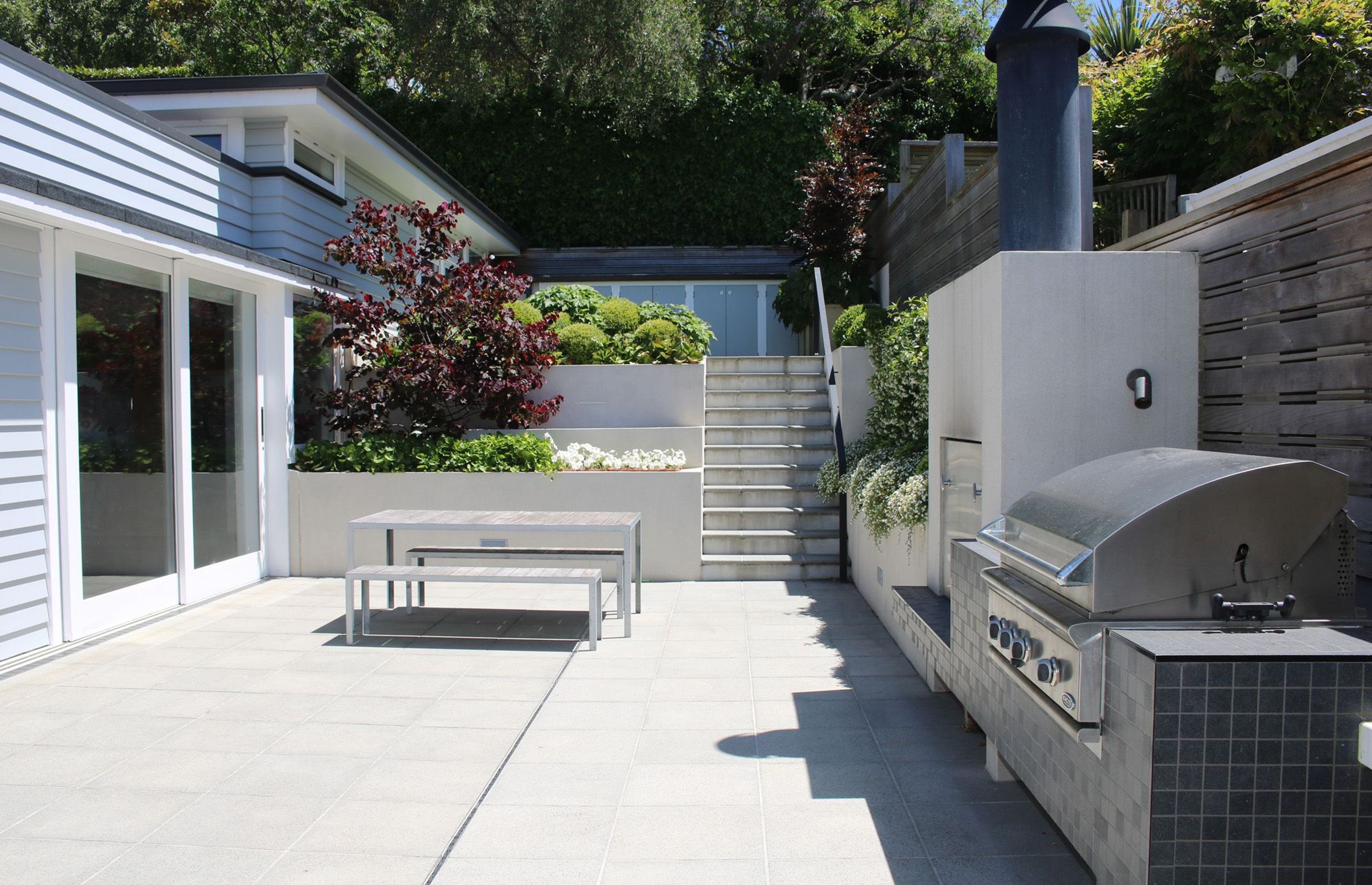 Outdoor living & entertaining area. Architecture & associated landscape architecture by Tse : Wallace Architects.