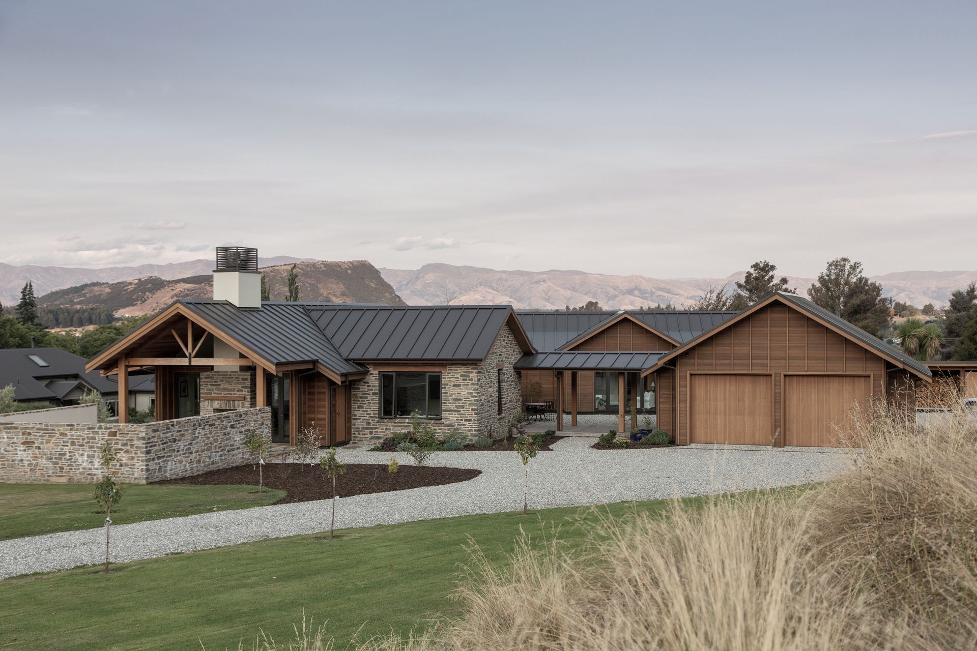 On a generous site on the outskirts of Wanaka, this house comprises three connected pavilions—a living pavilion, a sleeping pavilion and a separate garage pavilion.