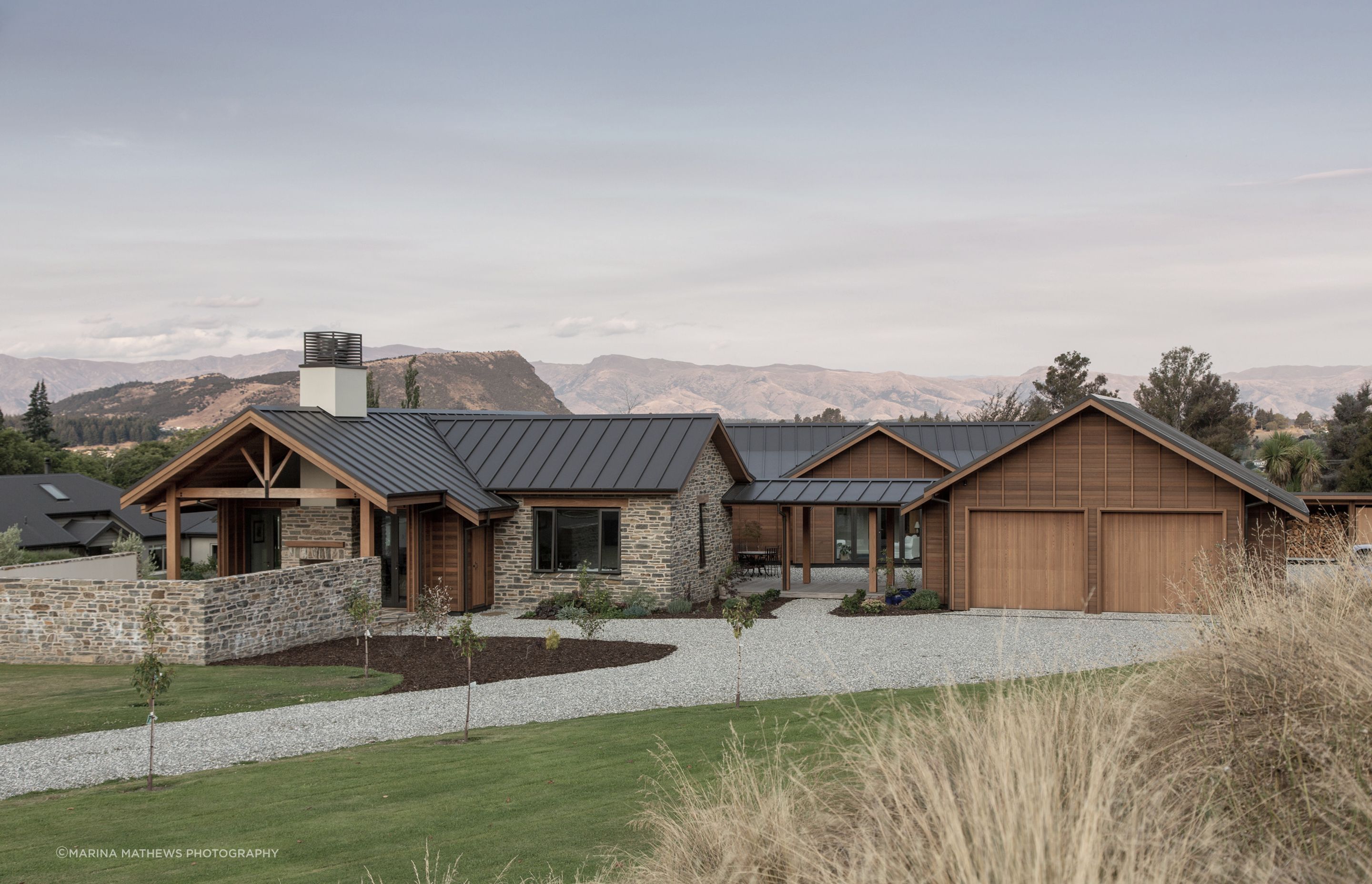 On a generous site on the outskirts of Wanaka, this house comprises three connected pavilions—a living pavilion, a sleeping pavilion and a separate garage pavilion.