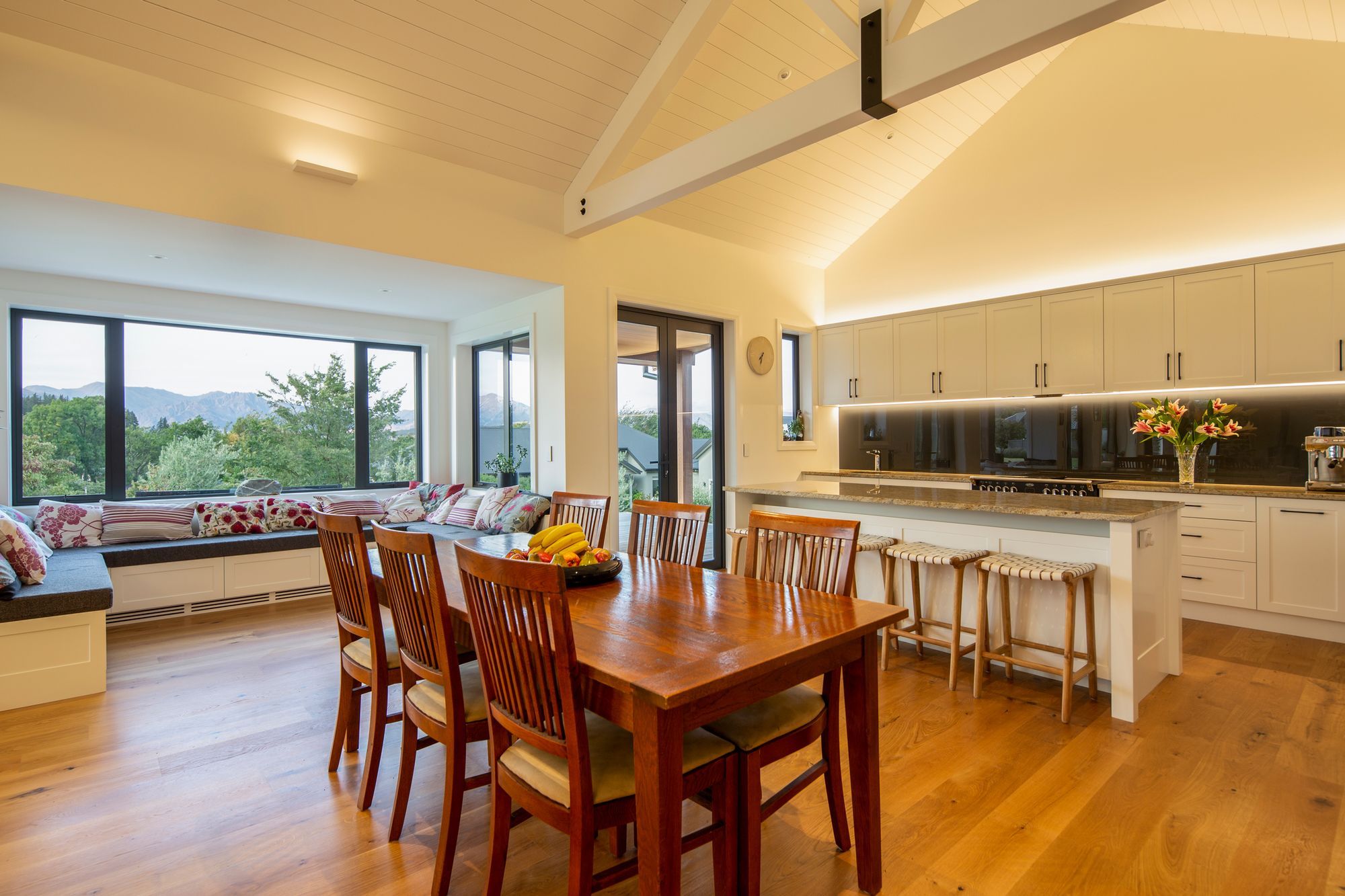 The living pavilion is one large open-plan space with kitchen and dining areas located at one end, along with a clever casual seating area from which to enjoy the views.