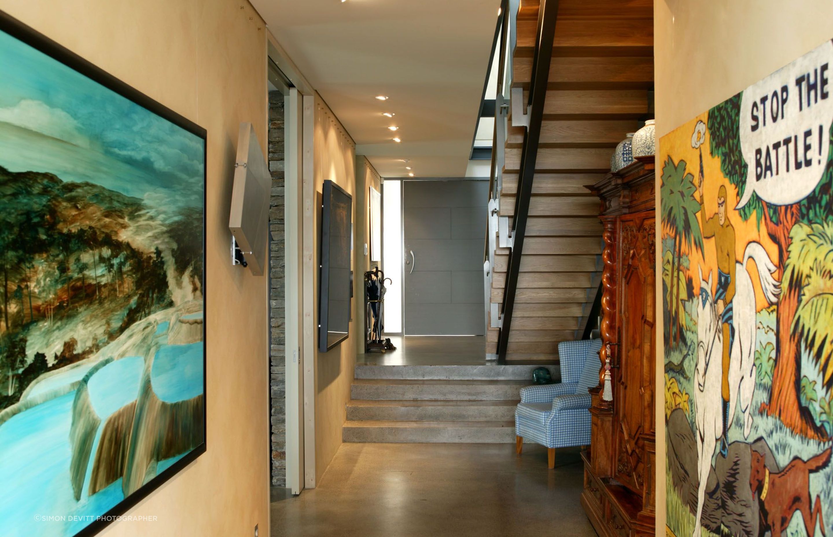 Looking towards entry with extensive art collection