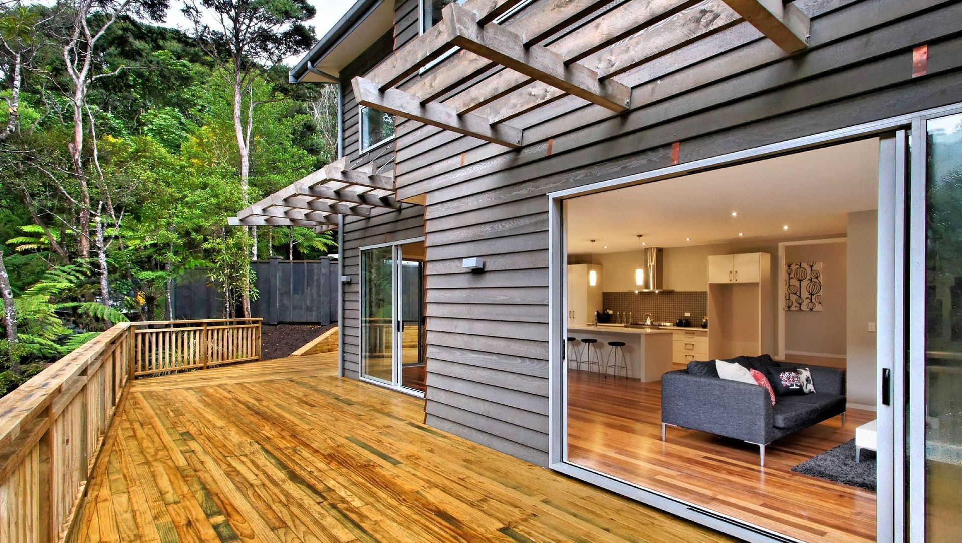 Huia Rd, Titirangi banner