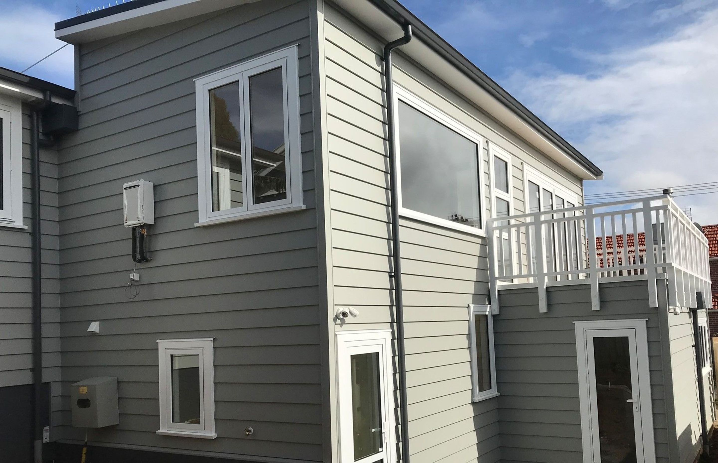 On the upper level the existing lounge was pushed out over the new garage and large bifold doors out onto the new deck.