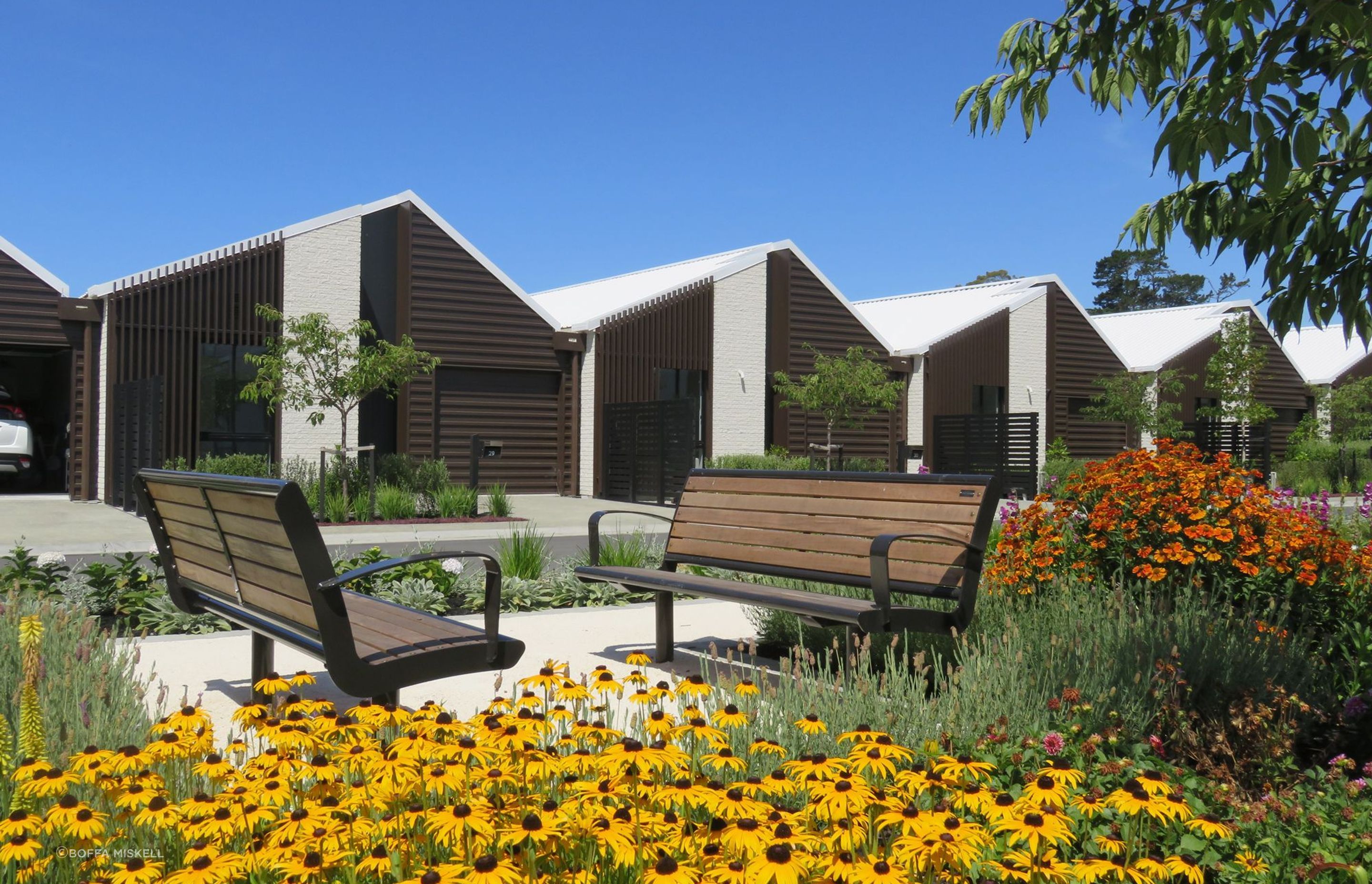 Casual meeting spaces have been set out at intervals to provide moments of relaxation and interaction.
