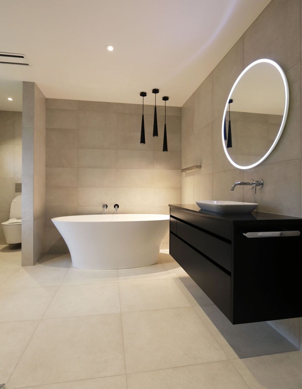 Discreet privacy wall for the wall-hung toilet.