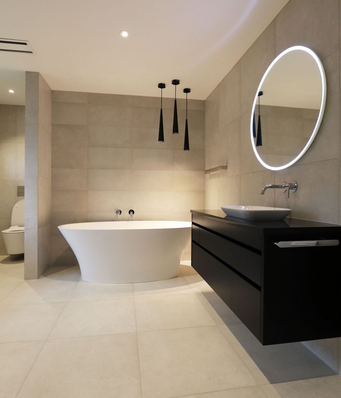 Discreet privacy wall for the wall-hung toilet.