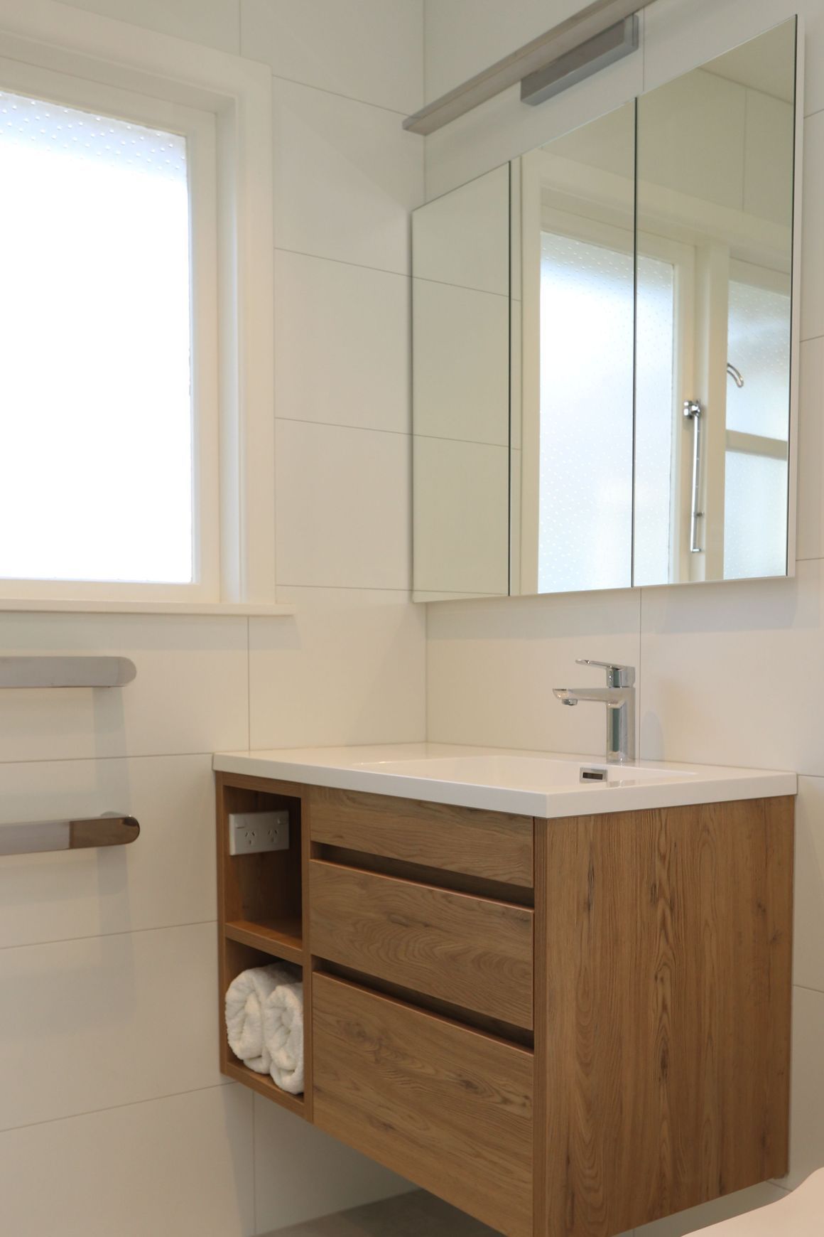 Code Round Single Bar Heated Towel Rail