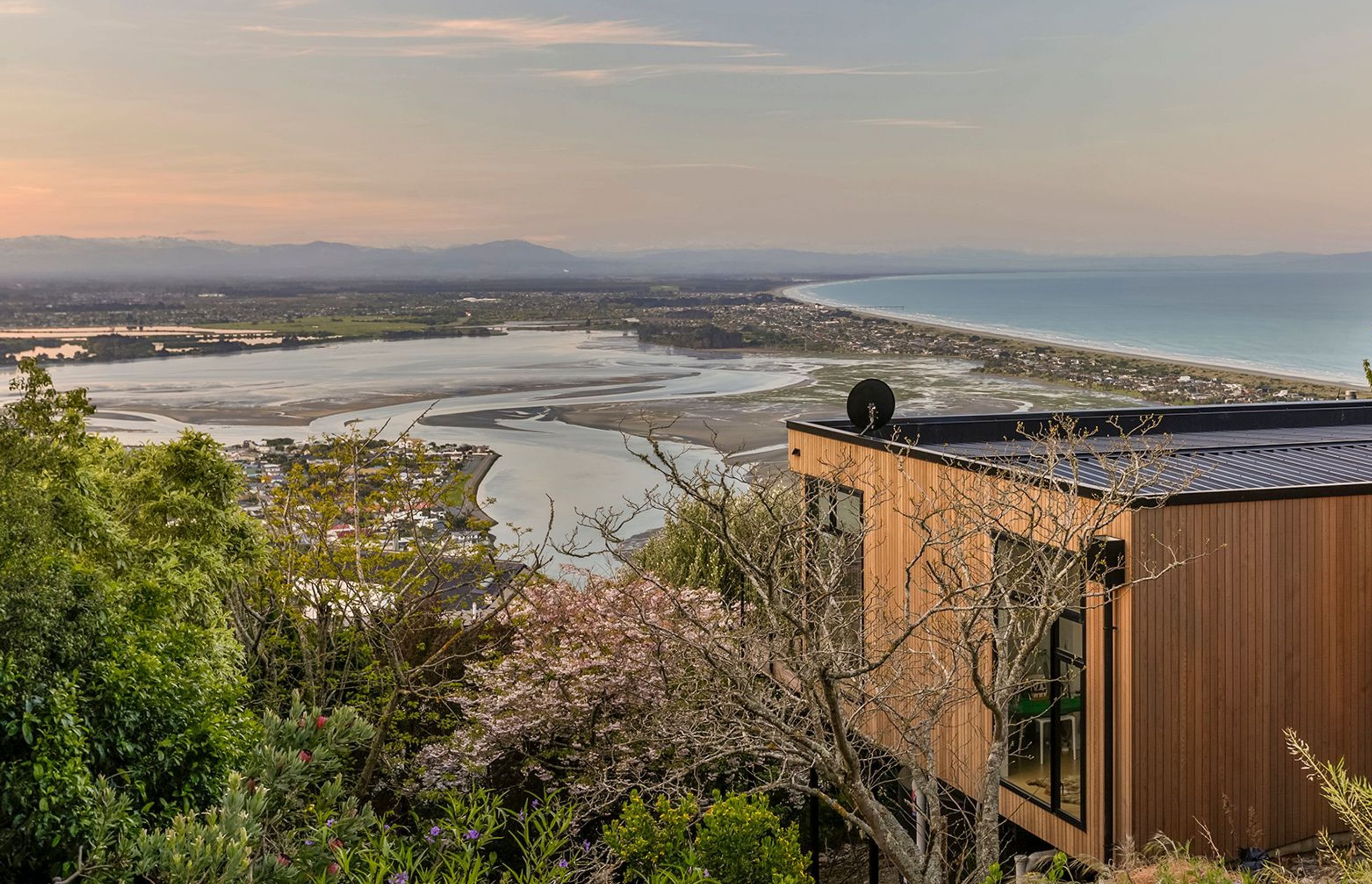 Jack House enjoys a north-facing aspect, ensuring it captures the all-day sun and the outstanding views of the ocean and the surrounding landscape