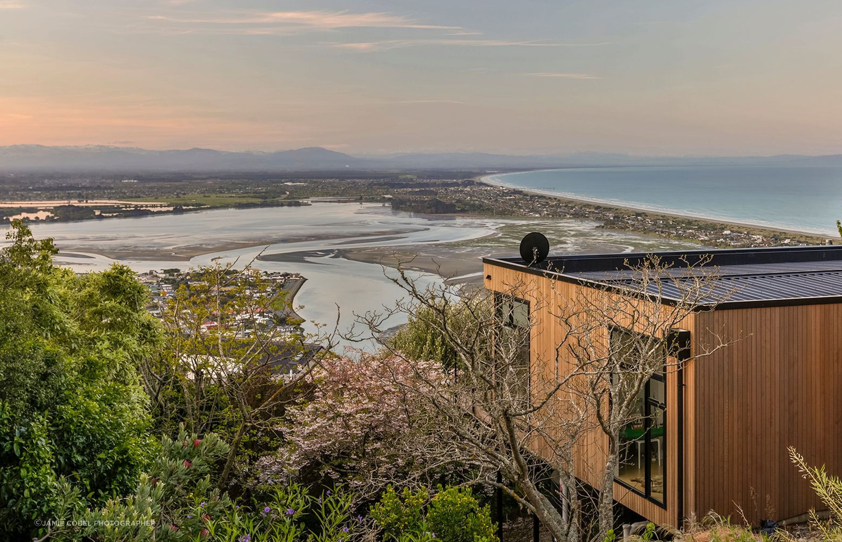Jack House enjoys a north-facing aspect, ensuring it captures the all-day sun and the outstanding views of the ocean and the surrounding landscape