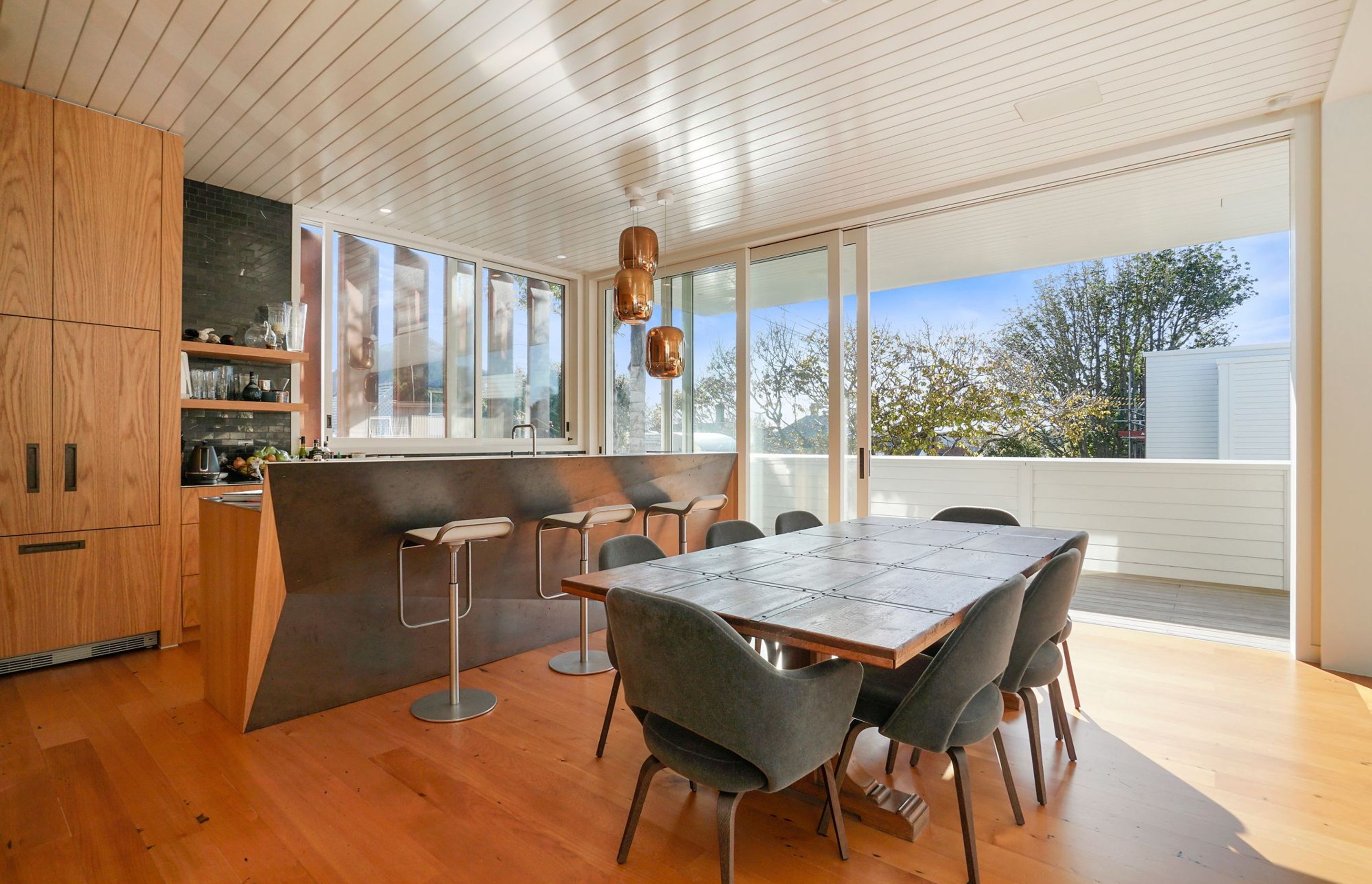 The kitchen space is well defined and modern. Clean, uncomplicated materials allow the different elements of the kitchen to flow together and give an innately contemporary feel, without compromising the homely atmosphere.