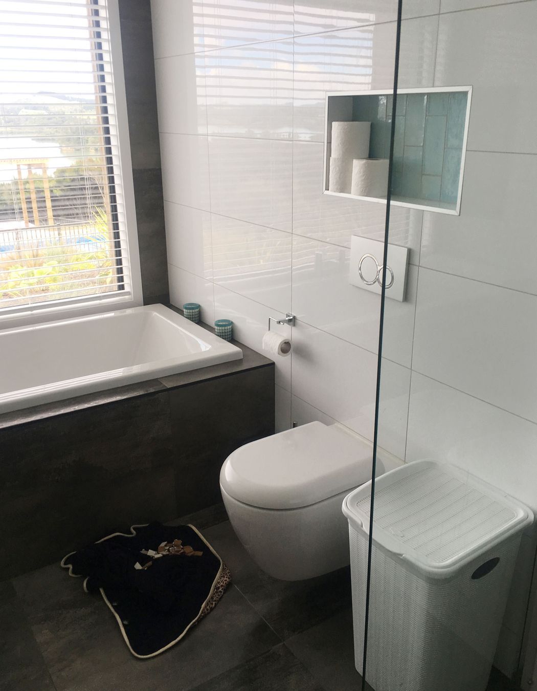 Onda WC with In-Wall Cistern & Chrome Matt Flush Plate, Drop Me Bath,