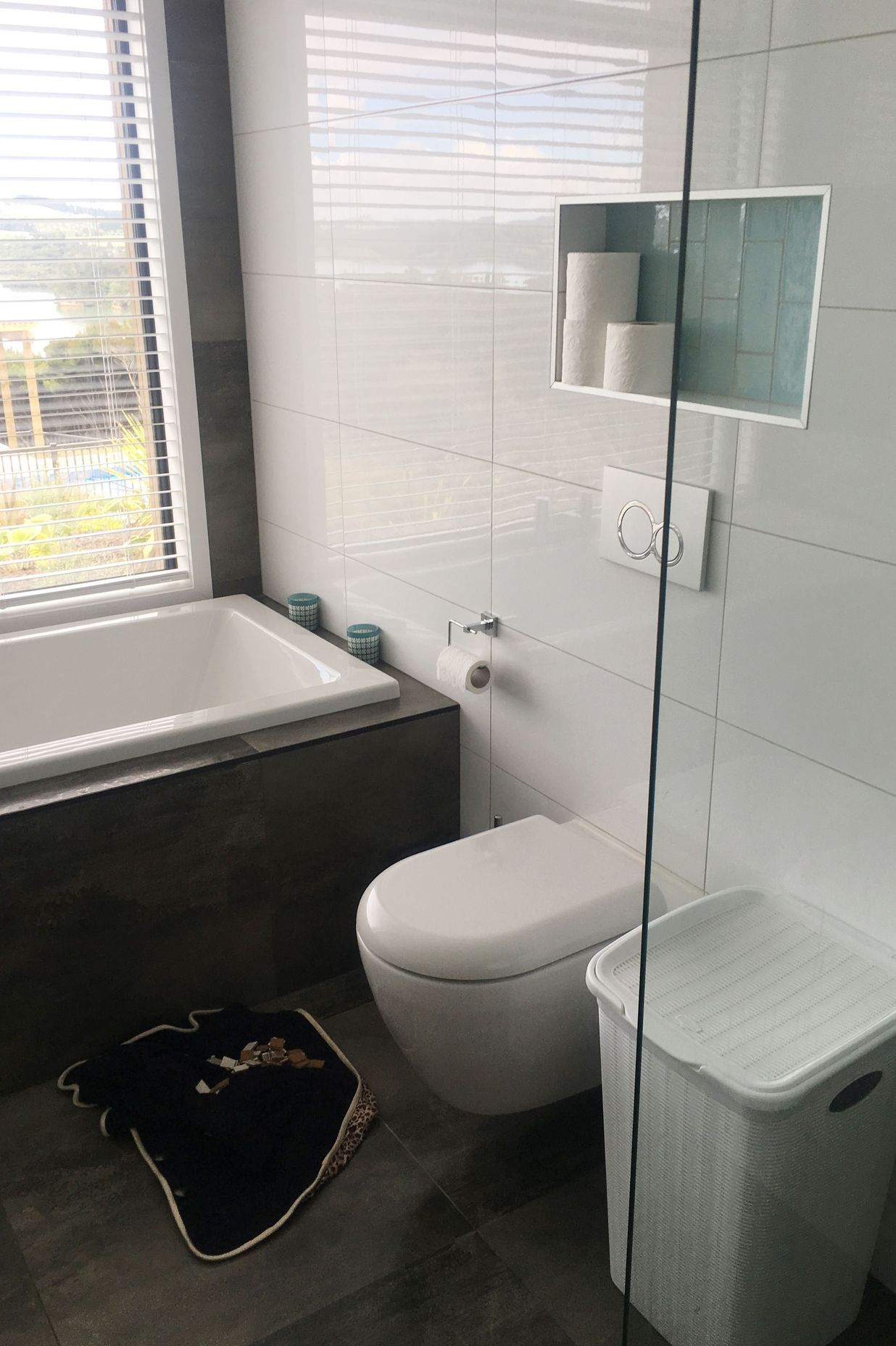 Onda WC with In-Wall Cistern & Chrome Matt Flush Plate, Drop Me Bath,