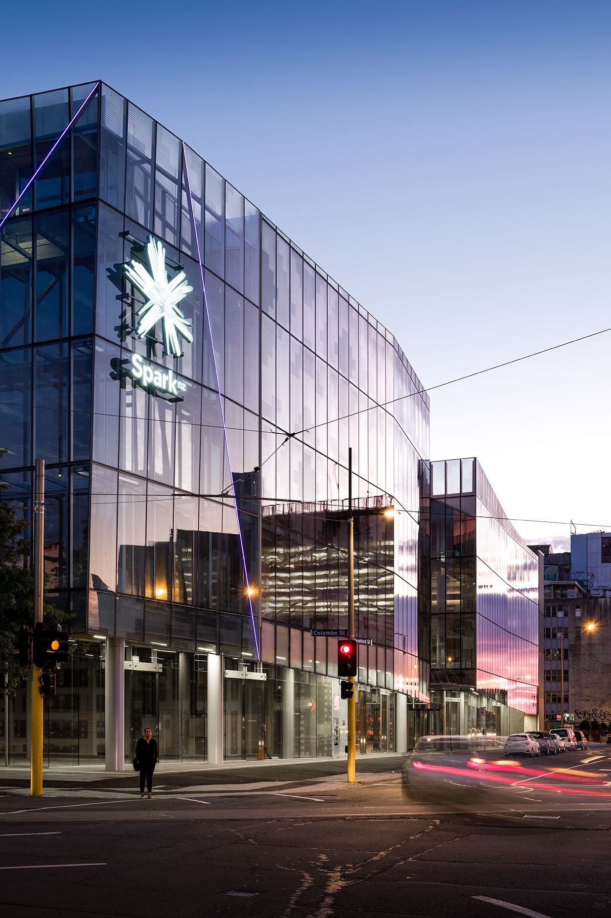 Integrated colour-changing LED bulbs in the second skin zigzag all over the building to make it glow like a lantern, enlivening the city at night.