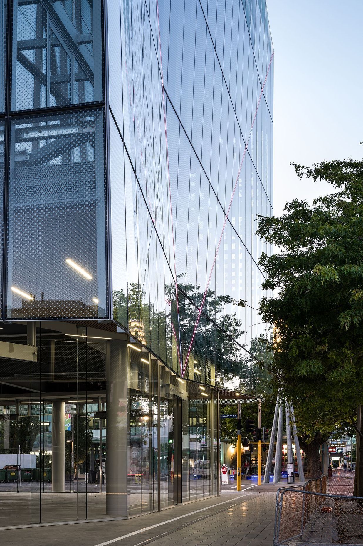 This energy-efficient double-skinned façade contributes towards the building’s 5 Green Star rating. Its faceted skin achieves a crystalline effect and hangs down the buiding like a skirt.