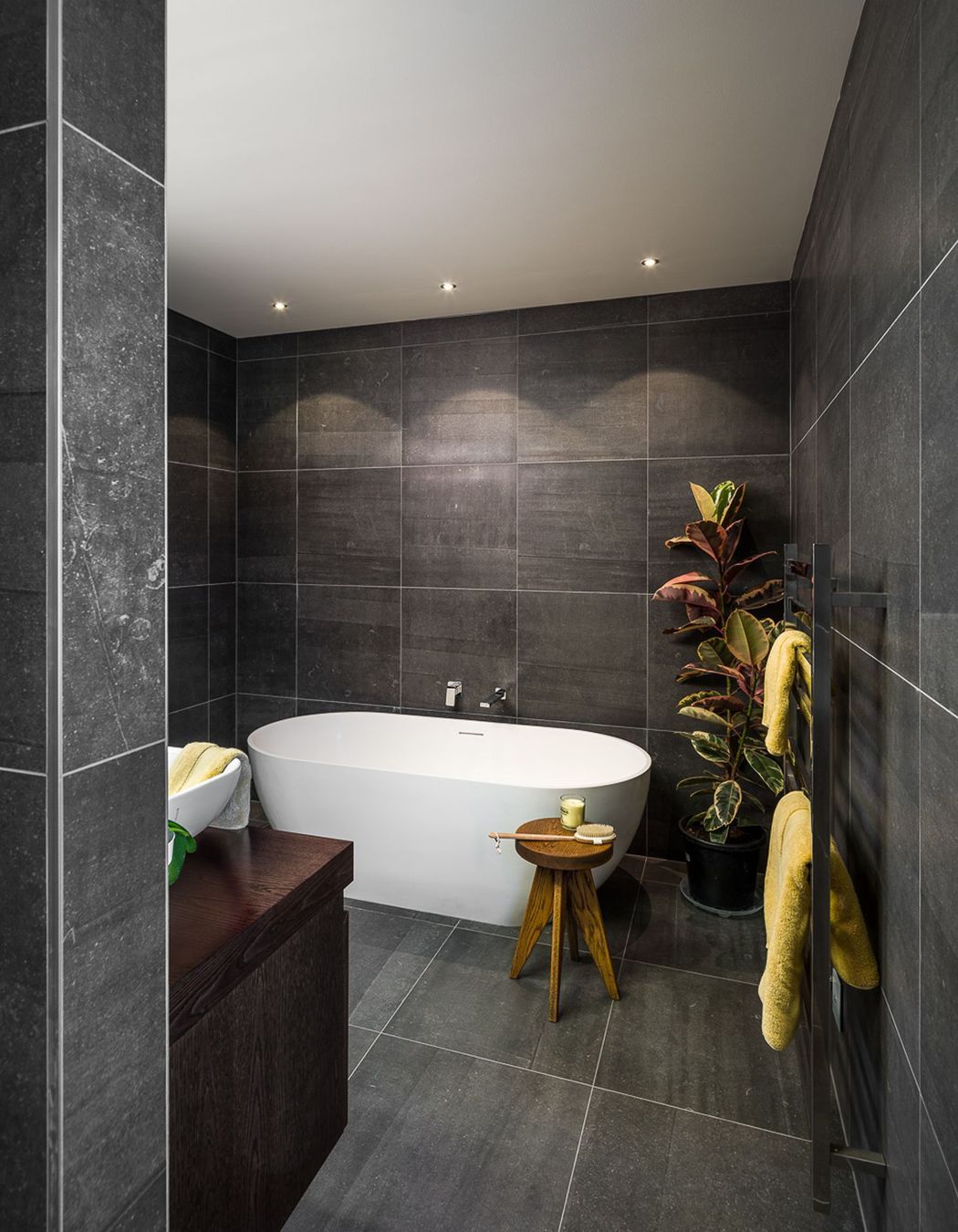 Large-format tiles add a sense of drama to this bathroom and reinforce the dichromatic colour scheme.