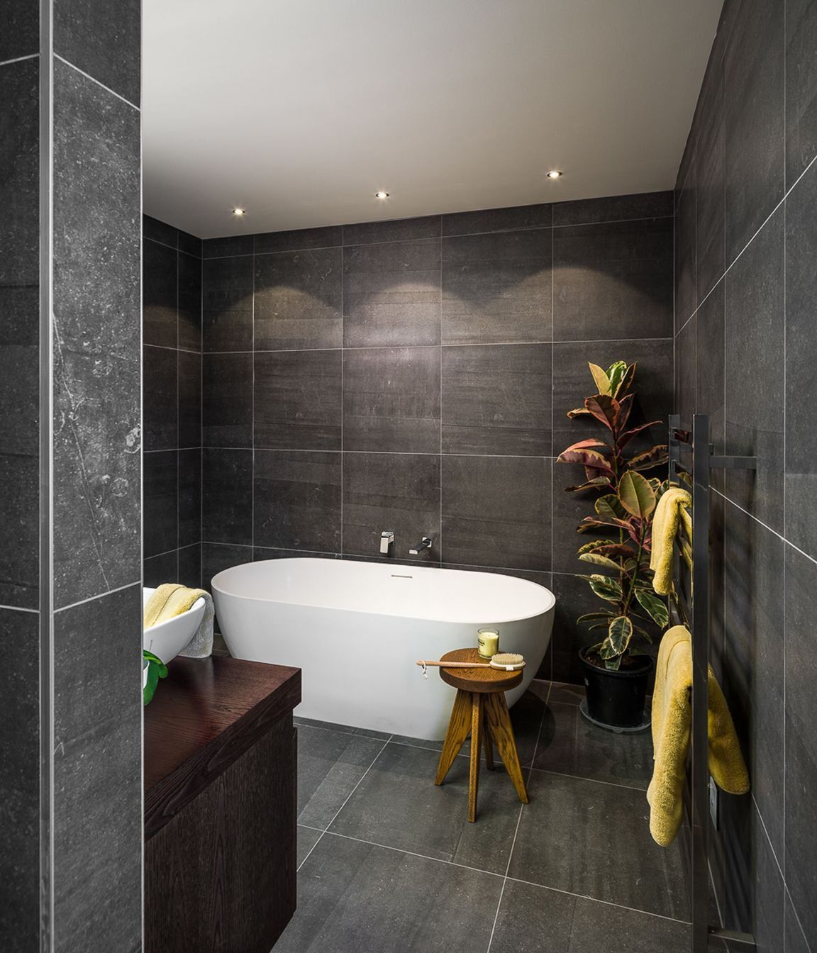 Large-format tiles add a sense of drama to this bathroom and reinforce the dichromatic colour scheme.