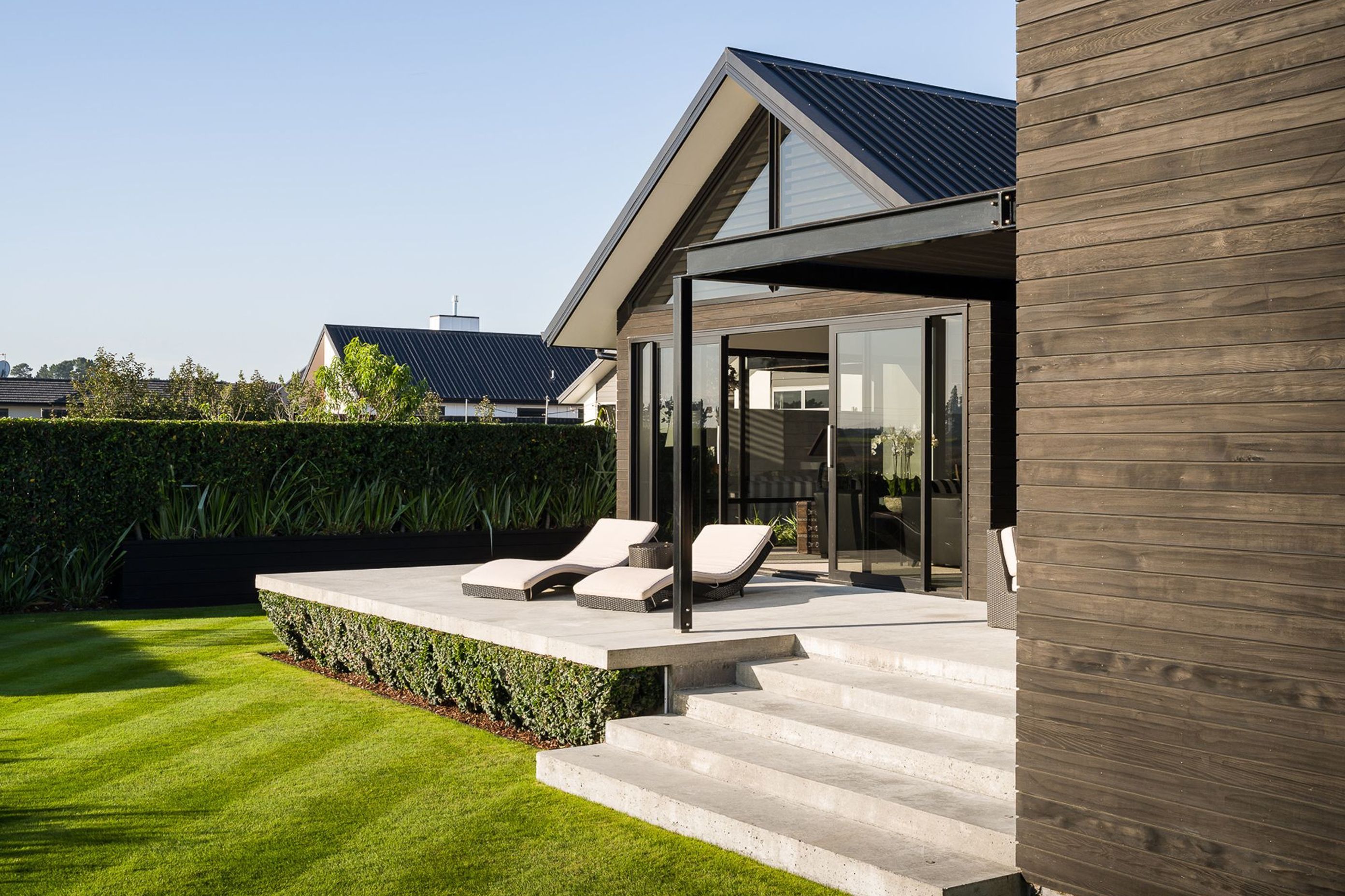 Chilton + Mayne Architecture was also responsible for the landscape design, which is similarly clean-lined and contemporary in its execution.
