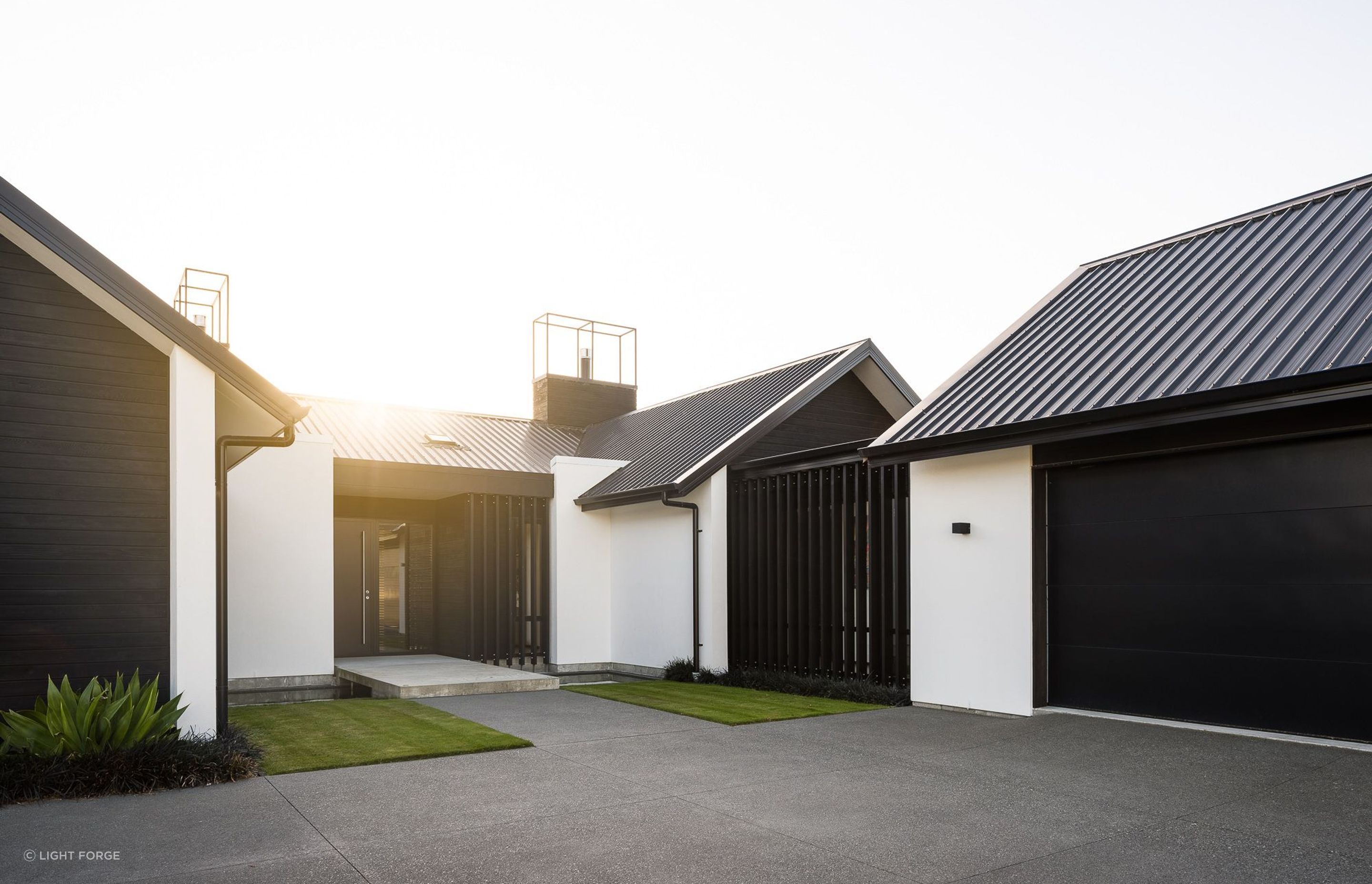 Dark-stained cedar was teamed with a white plaster finish to create a dichromatic colour scheme.