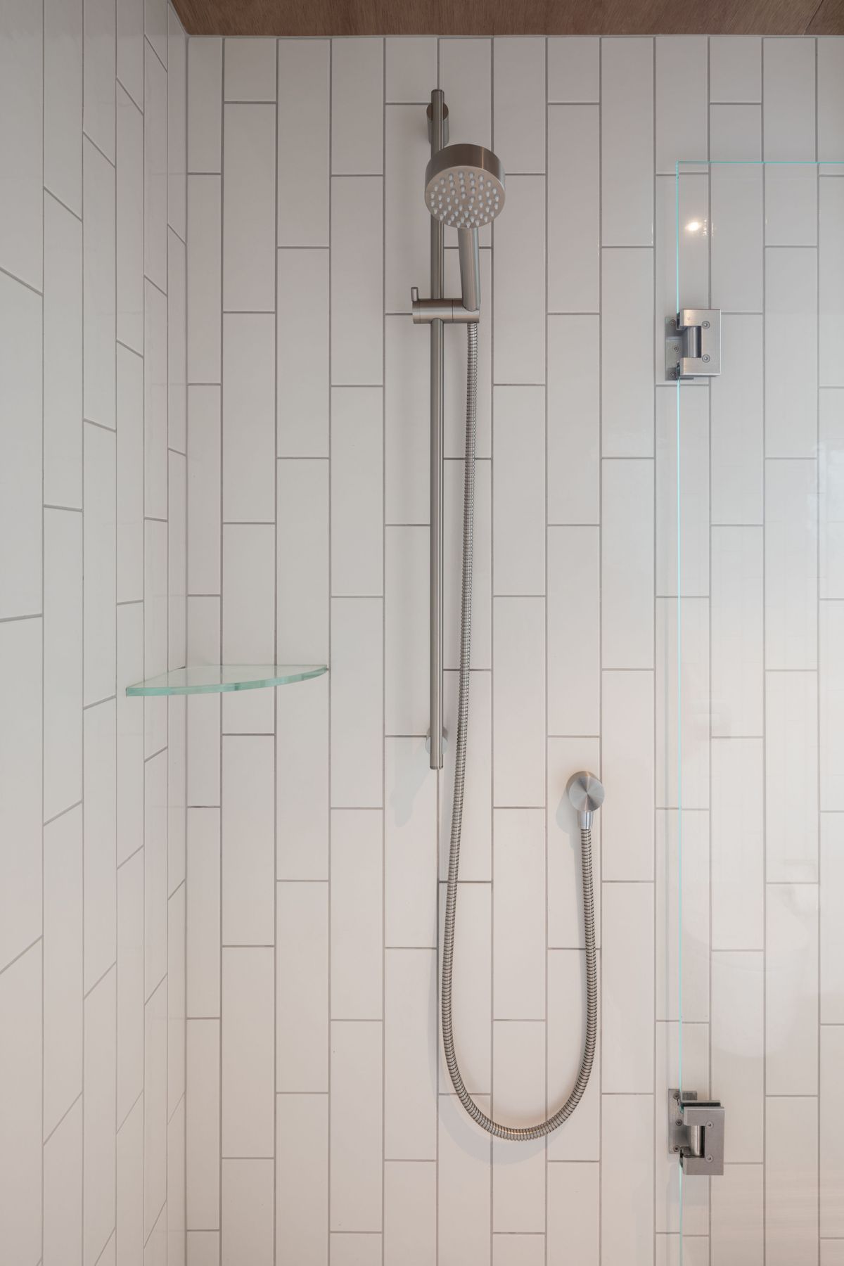 Main Bathroom - 21 Shower Slide & Head w/ 207 Outlet