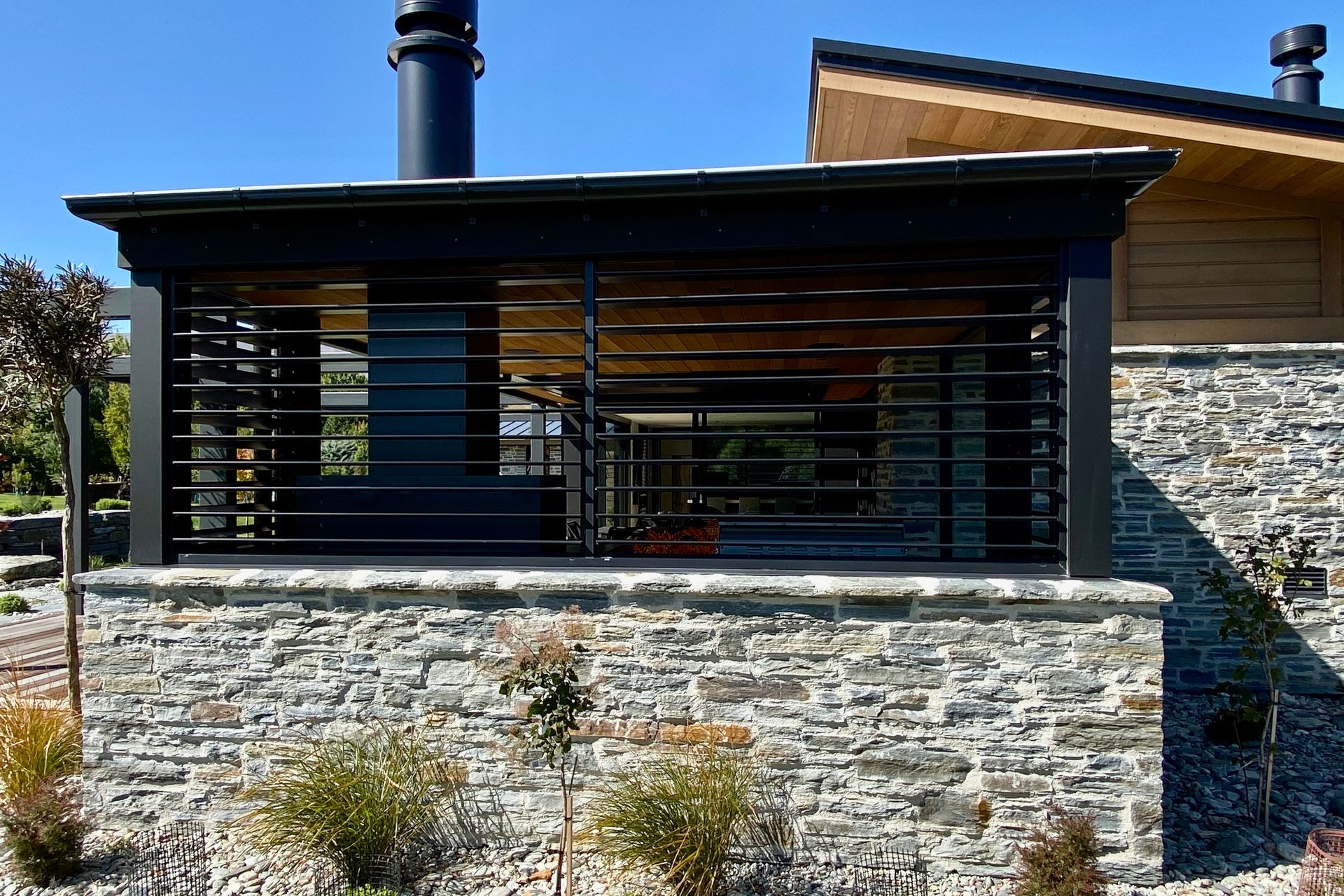 The LOCARNO RL130 shutters can be adjusted to maintain shelter and privacy